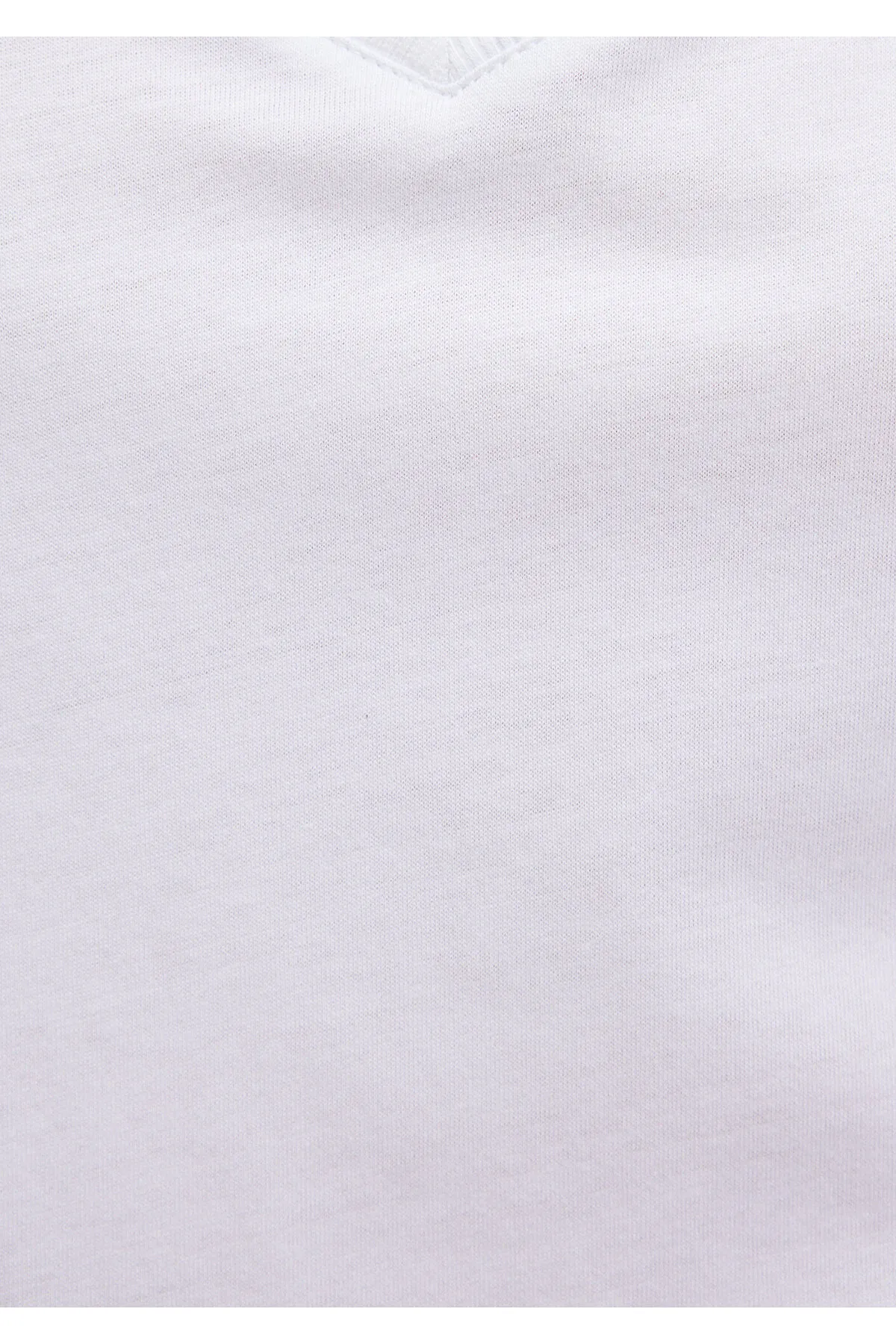 Mavi  Weißes Basic-T-Shirt mit V-Ausschnitt, reguläre Passform / normaler Schnitt 166248-620