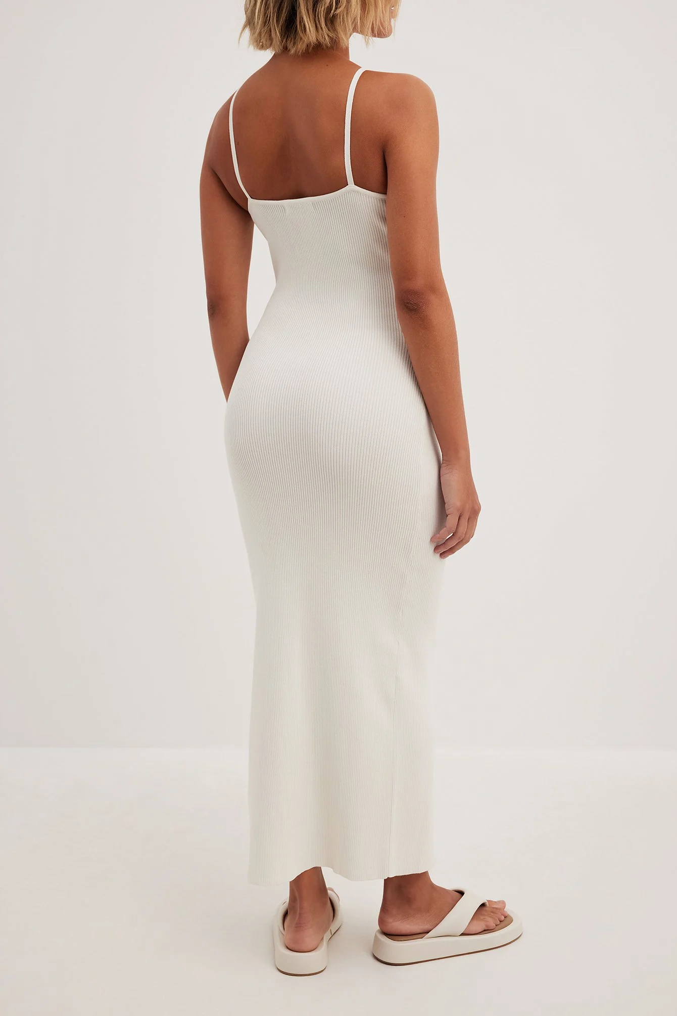 Geripptes Midikleid aus Strickstoff mit Cut-outs