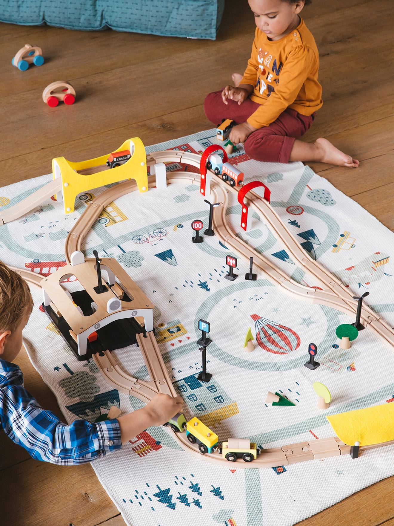 Vertbaudet Kinder Eisenbahn aus Holz FSC, 66 Teile - mehrfarbig
