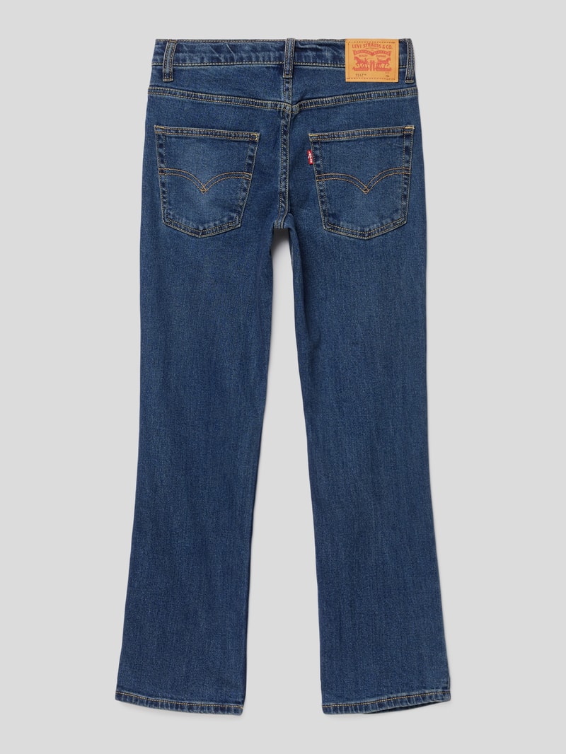 Jeans mit Label-Patch in dunkelblau