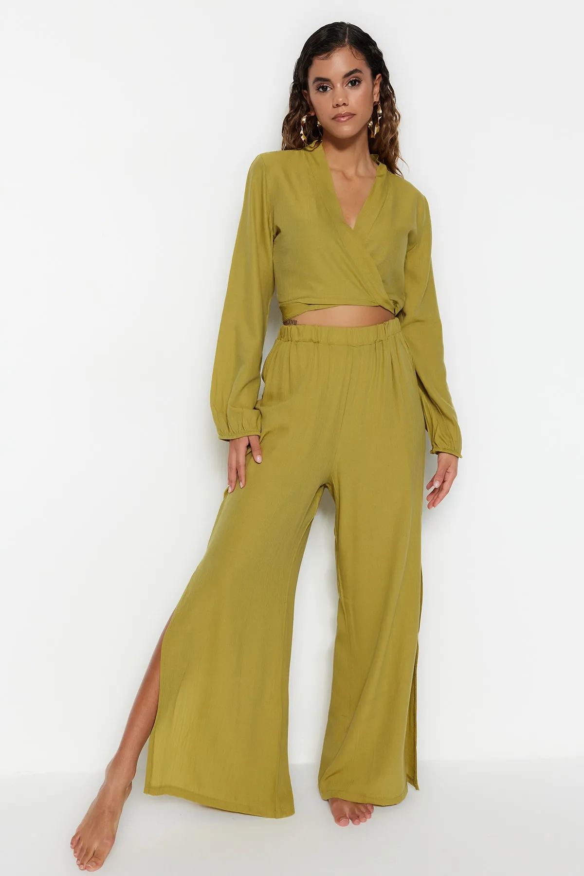 Trendyol Collection  Grünes gewebtes Blusen-Hosen-Set TBESS23AU00031