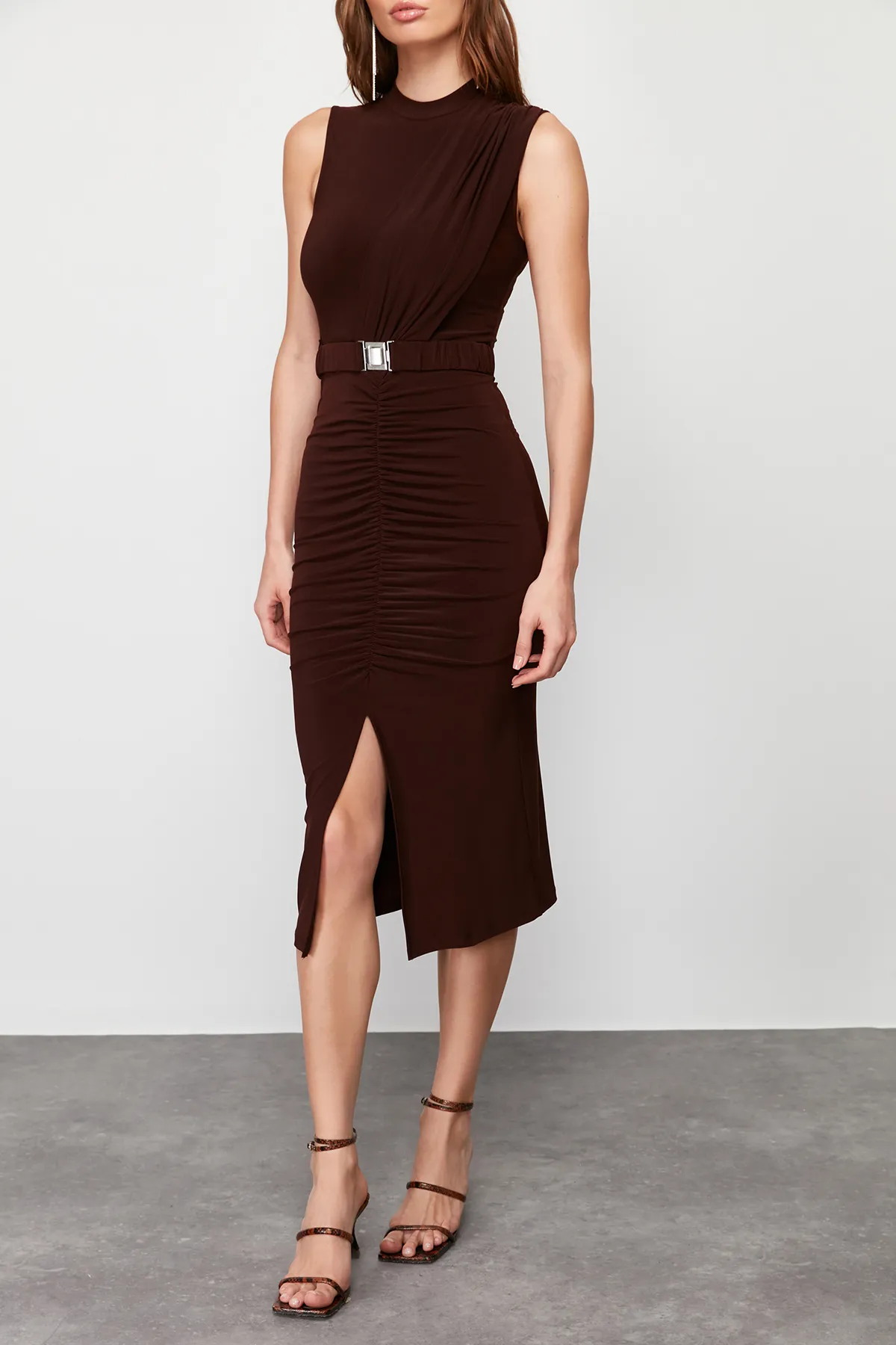 Trendyol Collection  Dunkelbraunes, figurbetontes, drapiertes Midi-Bleistiftkleid aus flexiblem Strick mit Gürtel TWOSS22EL0756