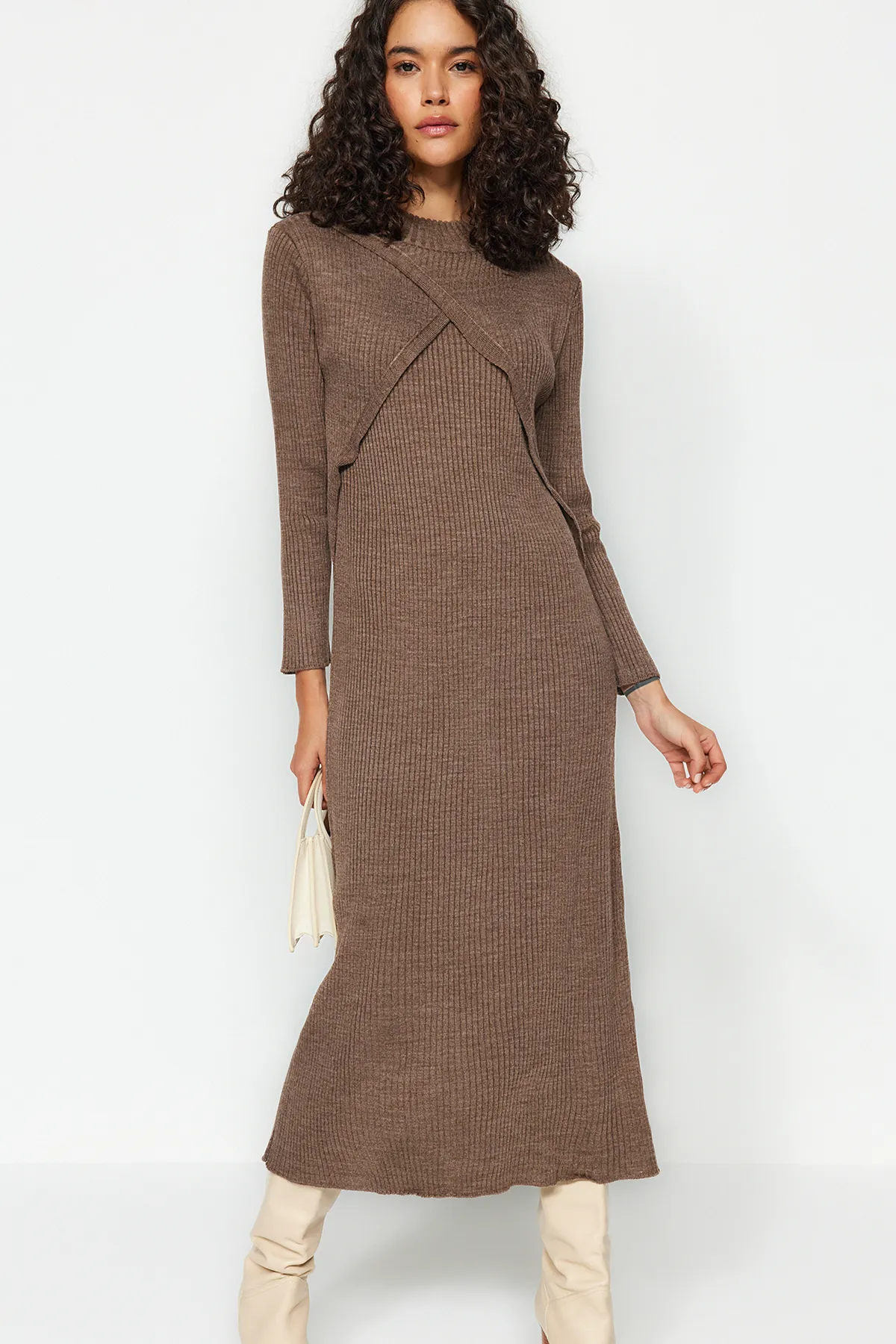 Trendyol Modest  Nerzfarbenes, zweireihiges Bolero-Strickkleid mit Details TCTAW24EB00011