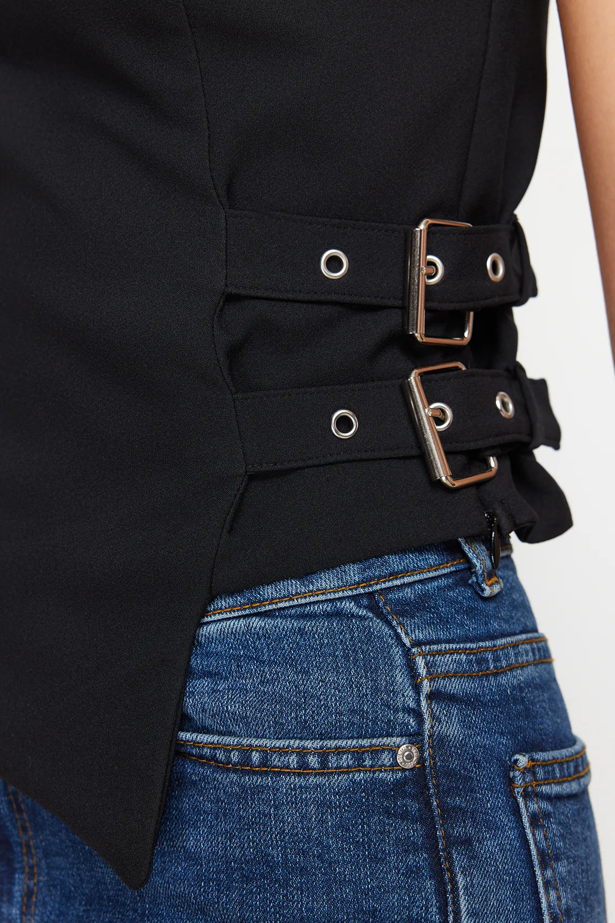 Trendyol Collection  Schwarze trägerlose, taillierte, gewebte Bluse mit Gürtelschnalle und detaillierten Details TWOSS24BZ00349