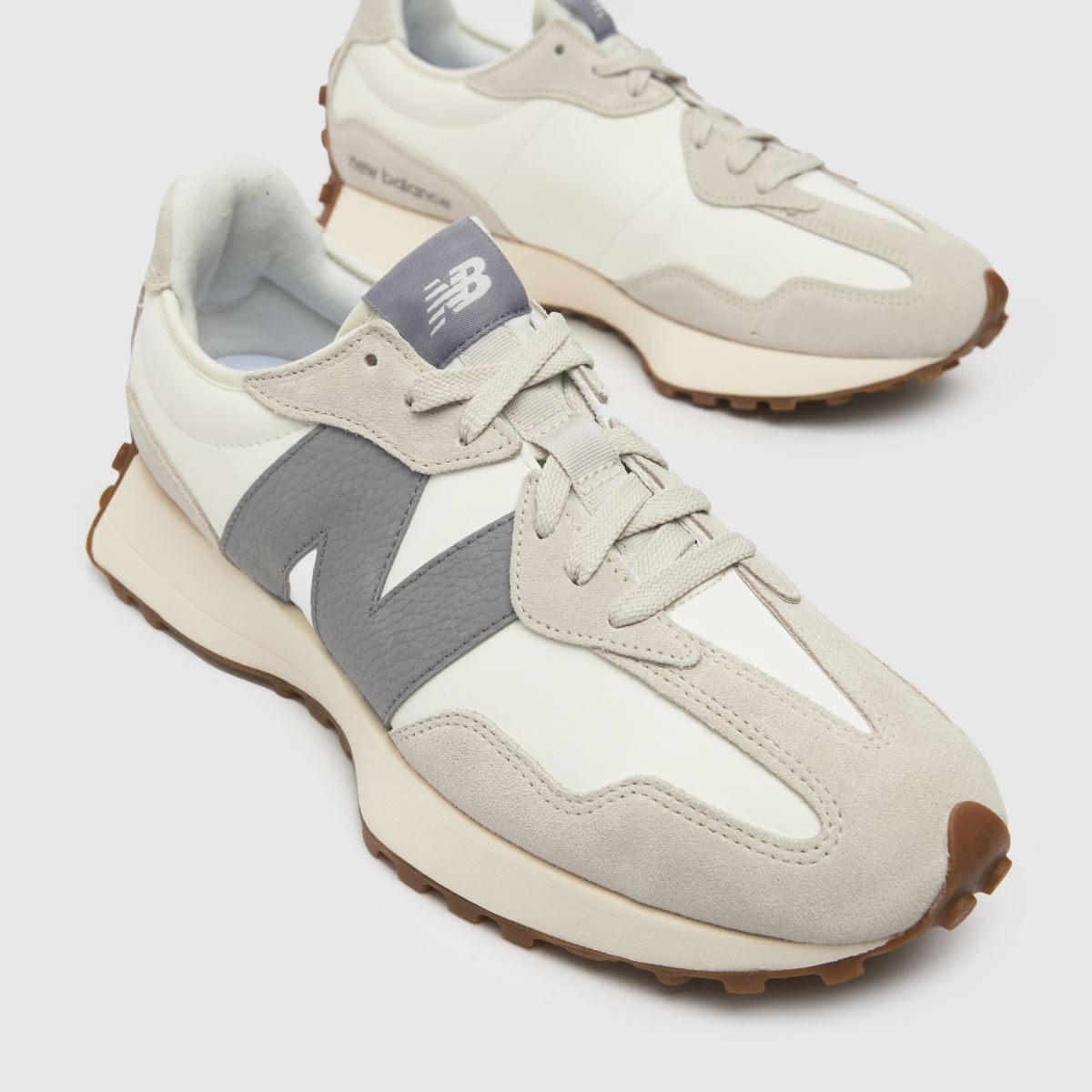 New Balance 327 träningsskor i vitt och grått