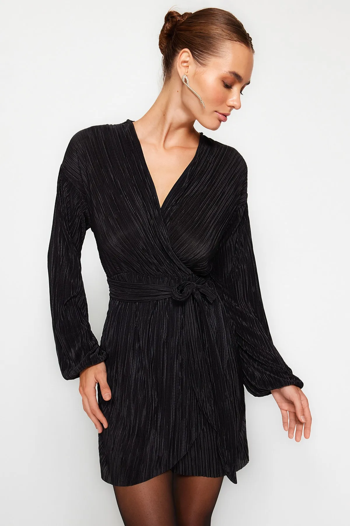 Trendyol Collection  Schwarzes elegantes Abendkleid mit Gürtel und Taillenöffnung/Skater-Strick, gefüttert und plissiert TPRAW24EL00108