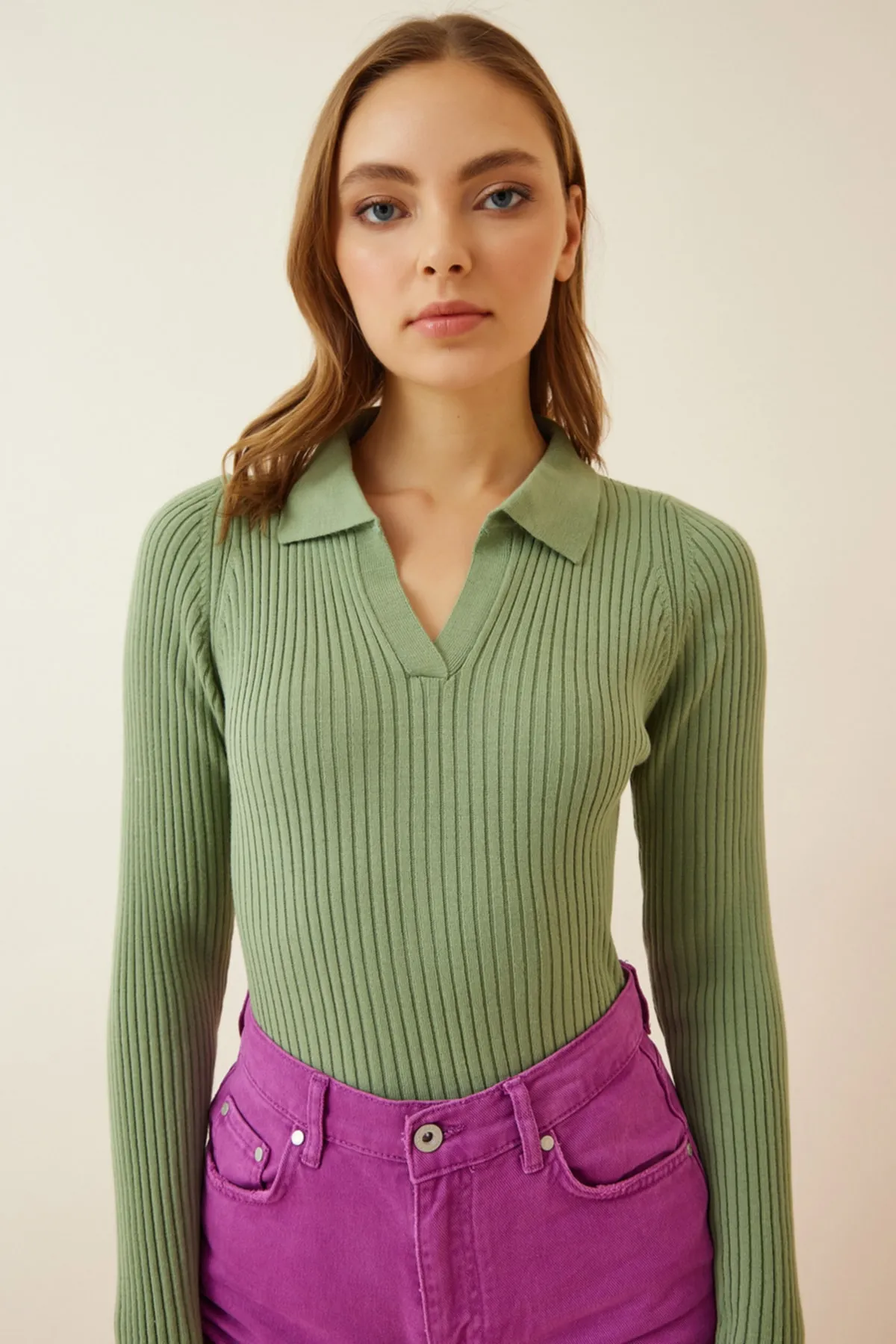 Happiness İstanbul  Grüner gerippter Kurz-Strickpullover mit Polokragen für Damen VA00028
