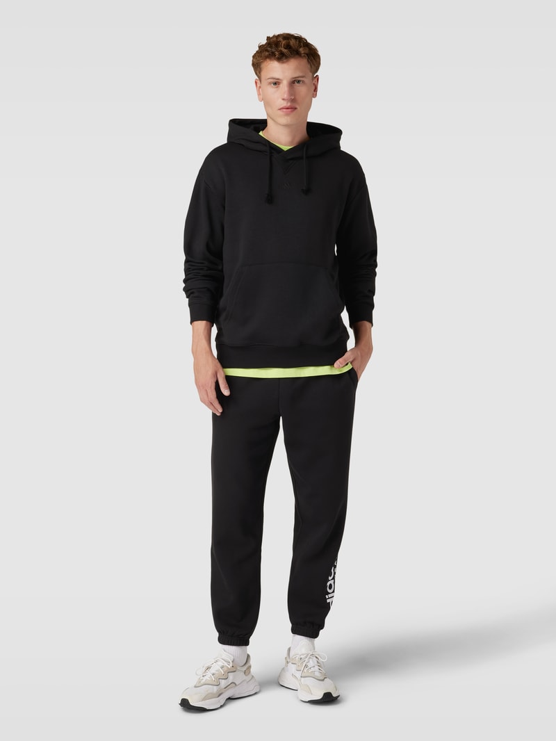 Hoodie mit Känguru-Tasche in schwarz
