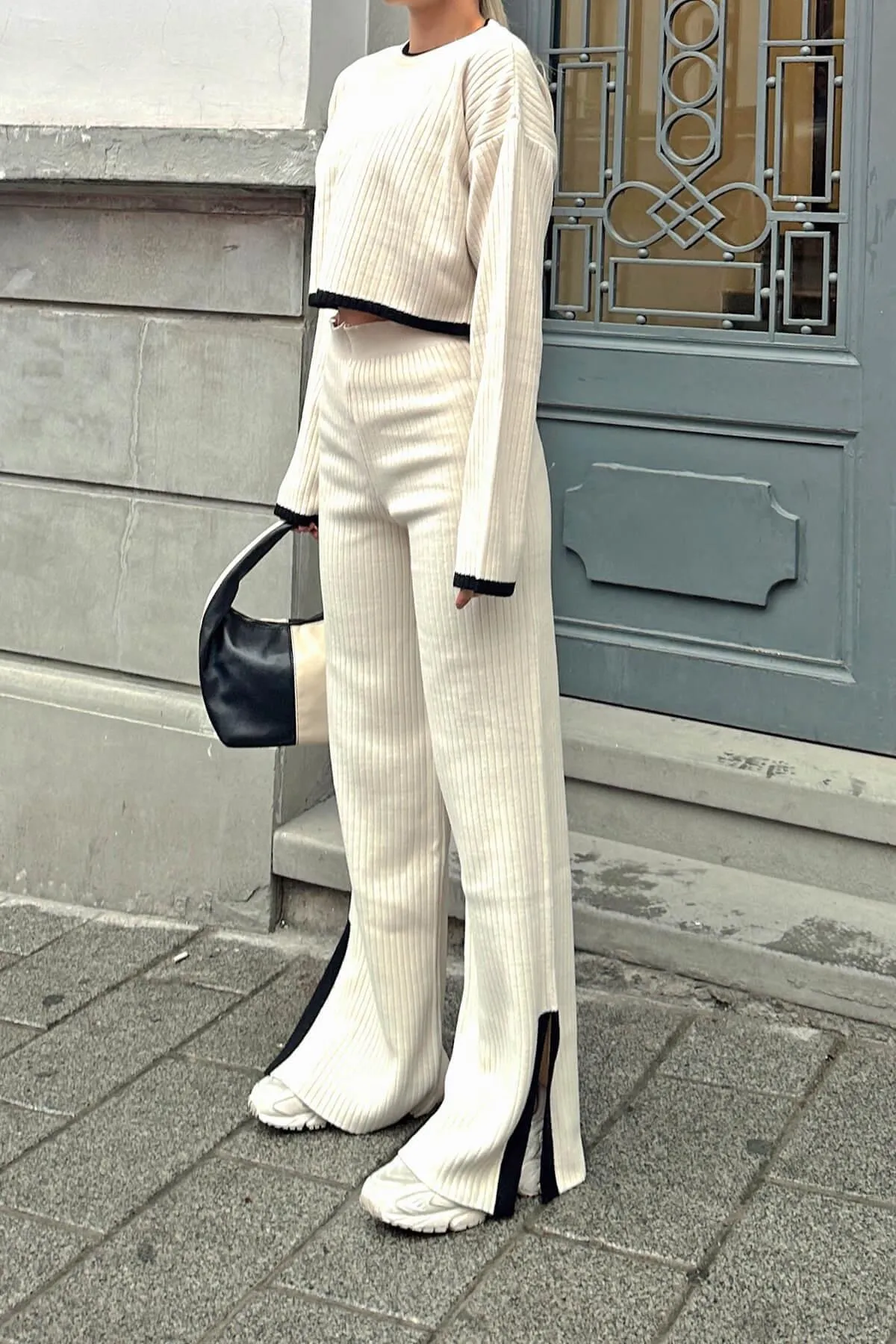 Swist  Beigefarbenes, interstitielles, gestreiftes, geschlitztes Strick-Crop-Hose-Strickwaren-Set mit Unter-Oberteil für Damen