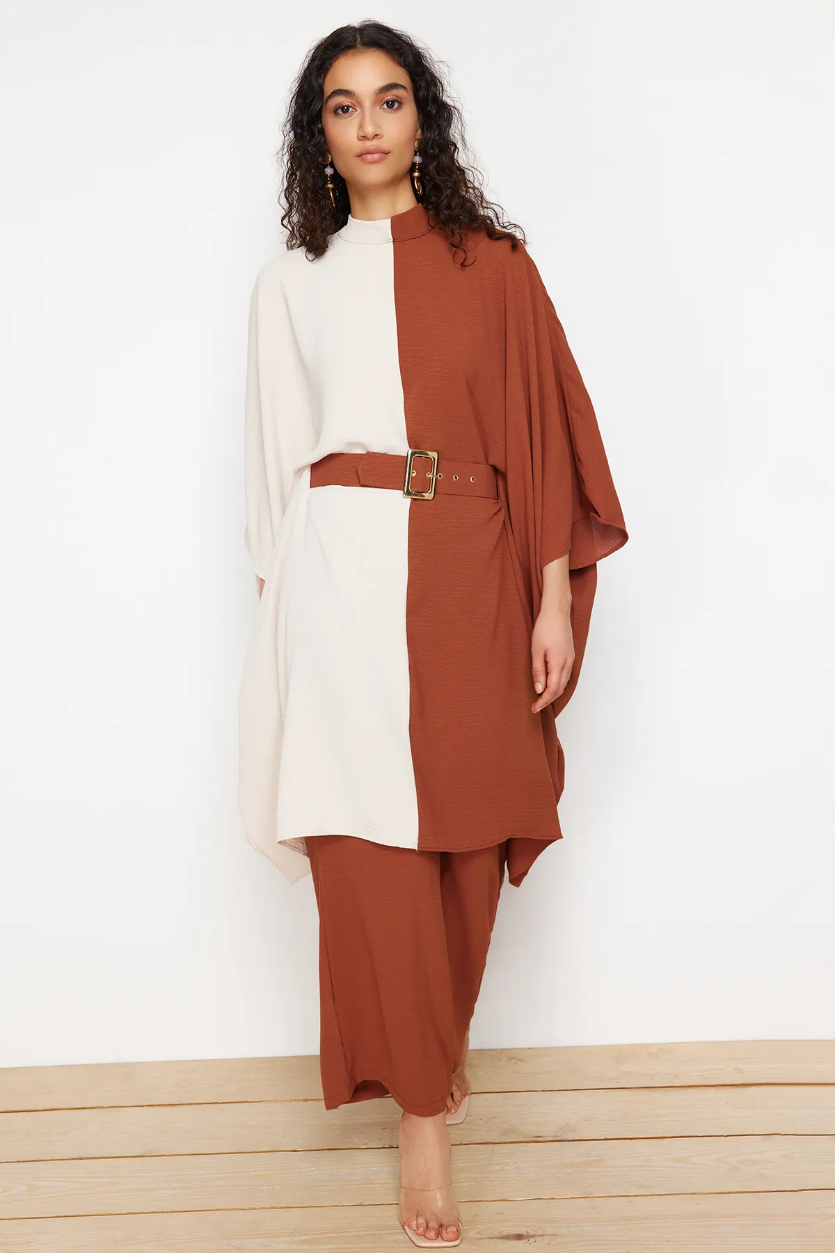 Trendyol Modest  Zimtfarbener, gewebter Tunika-Hosenanzug mit Taillengürtel und Blockfarben TCTSS23US00046