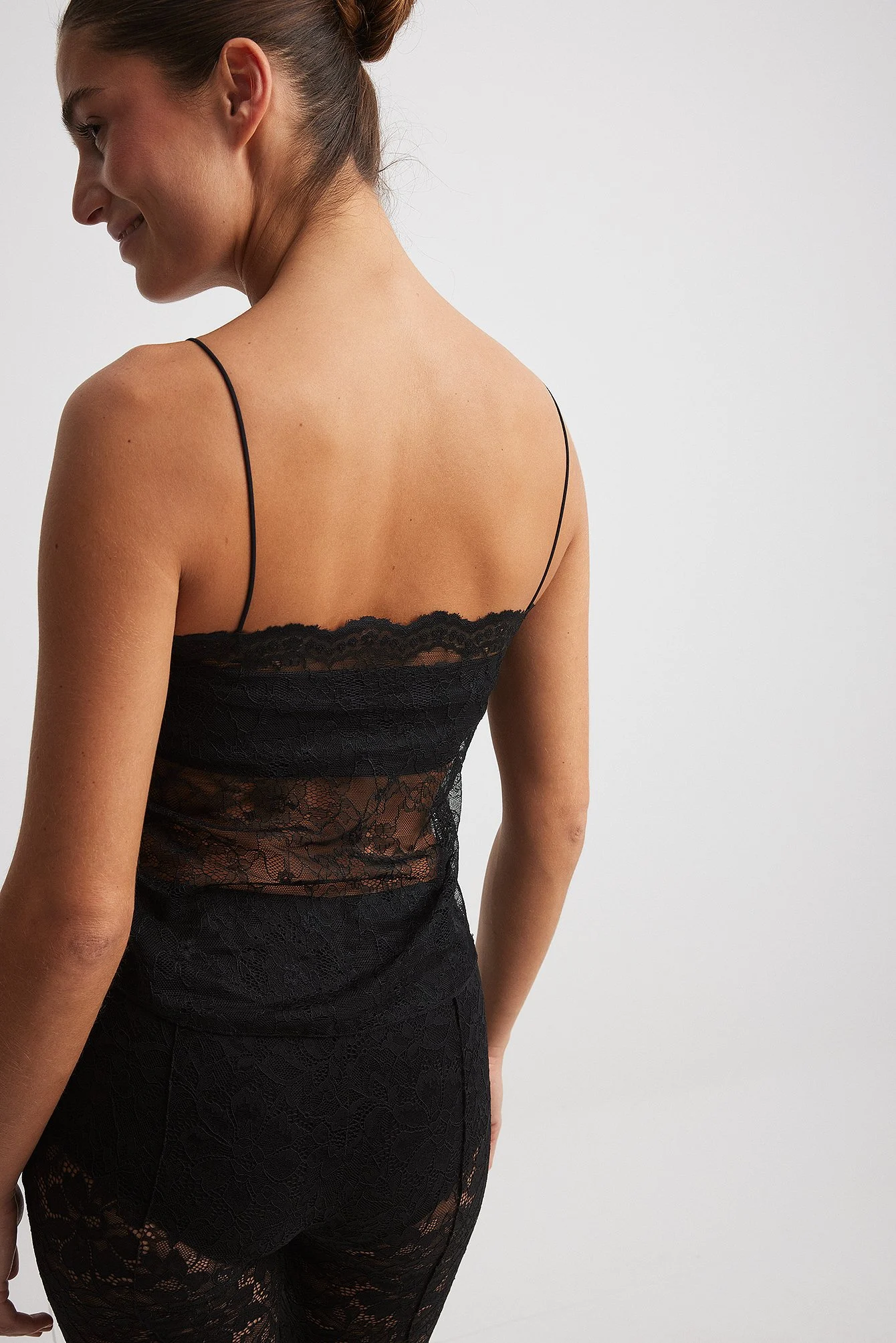 Singlet mit dünnen Trägern und Spitze