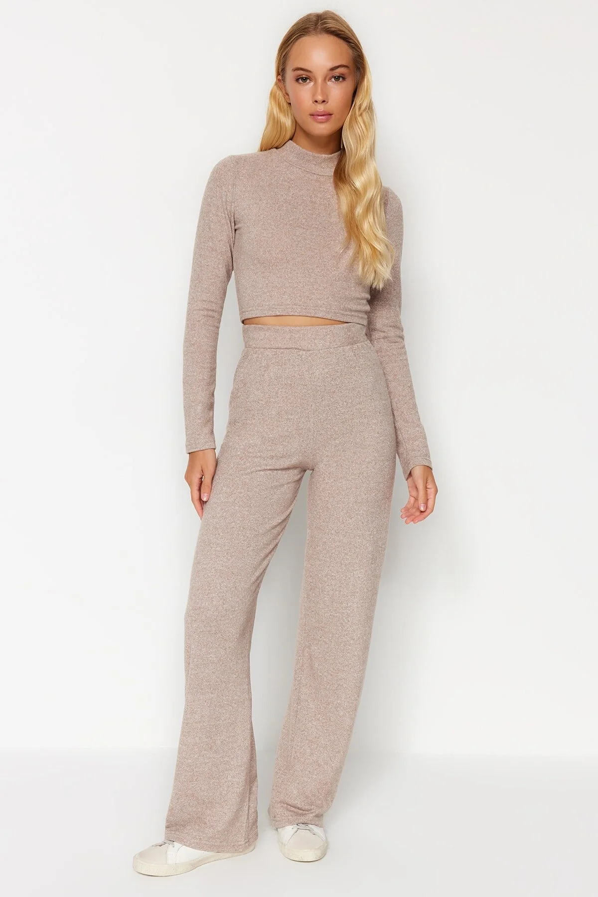 Trendyol Collection  Beiges Set aus weichem Crop-Top und weitem Bein mit Stehkragen und gestricktem Unterteil und Oberteil mit weitem Bein TWOAW24AU00077