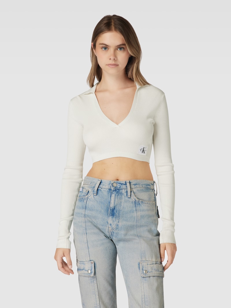 Cropped Strickpullover mit Label-Detail in ecru