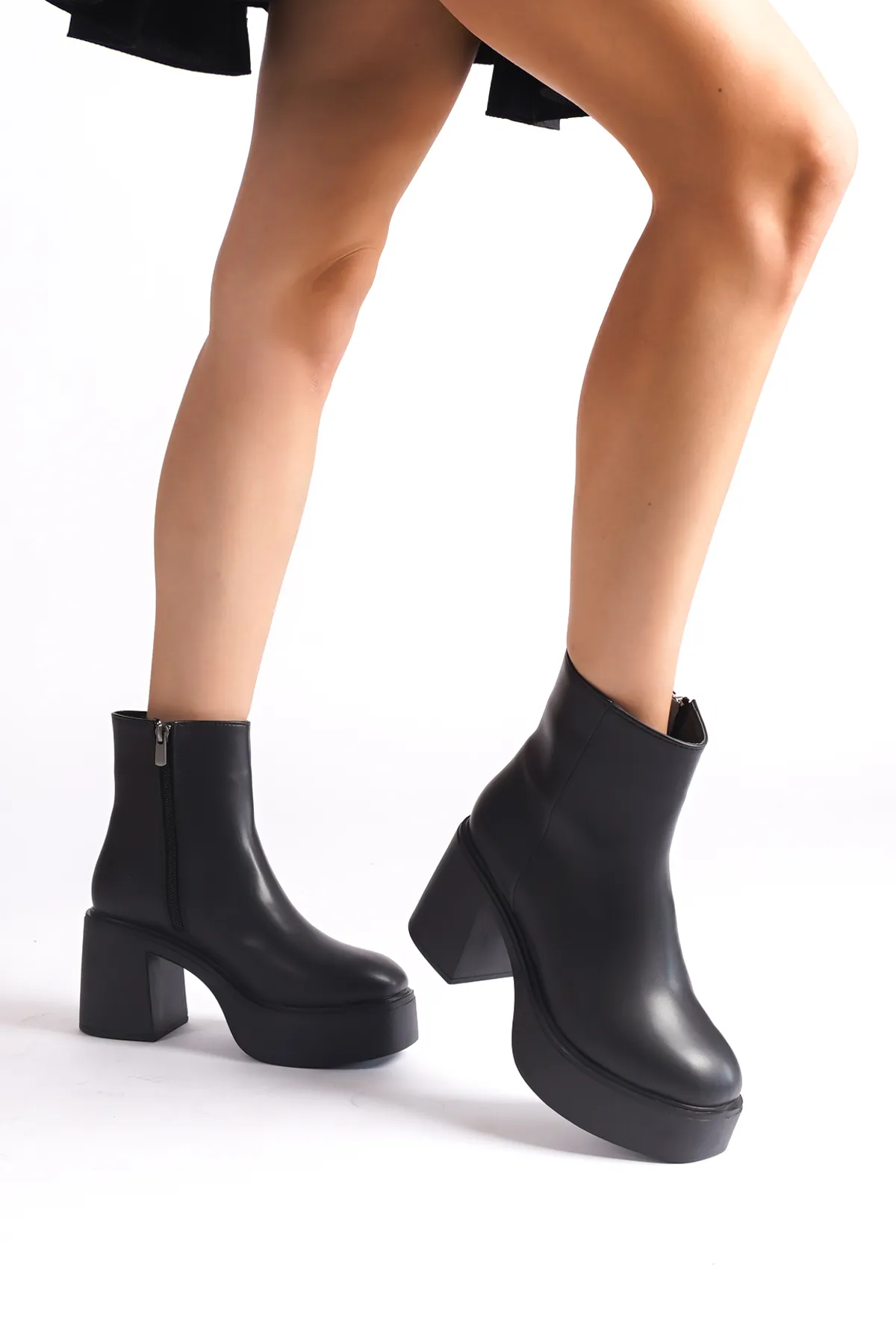 Capone Outfitters  Knöchellange Damenstiefel mit seitlichem Reißverschluss und mattem Plateau-Absatz