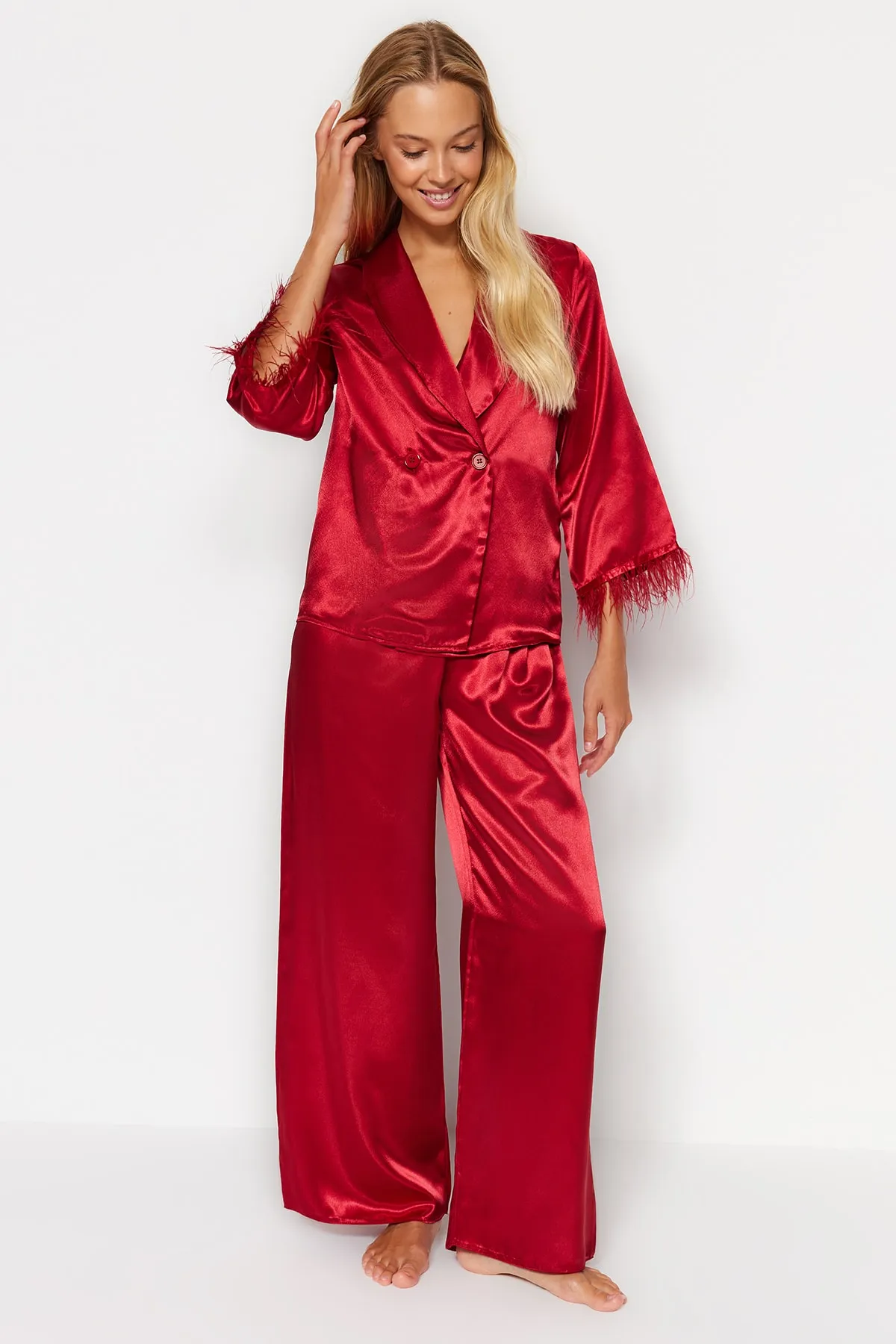 Trendyol Collection  Burgunderrotes Pyjama-Set aus Satin mit Hemd und Hose und Federdetail THMAW23PT00086
