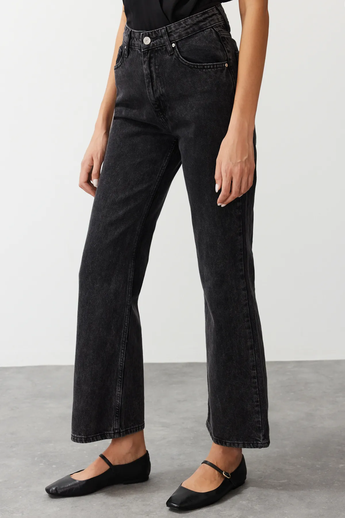 Trendyol Collection  Schwarze Jeans mit hoher Taille und weitem Bein TWOAW24JE00157