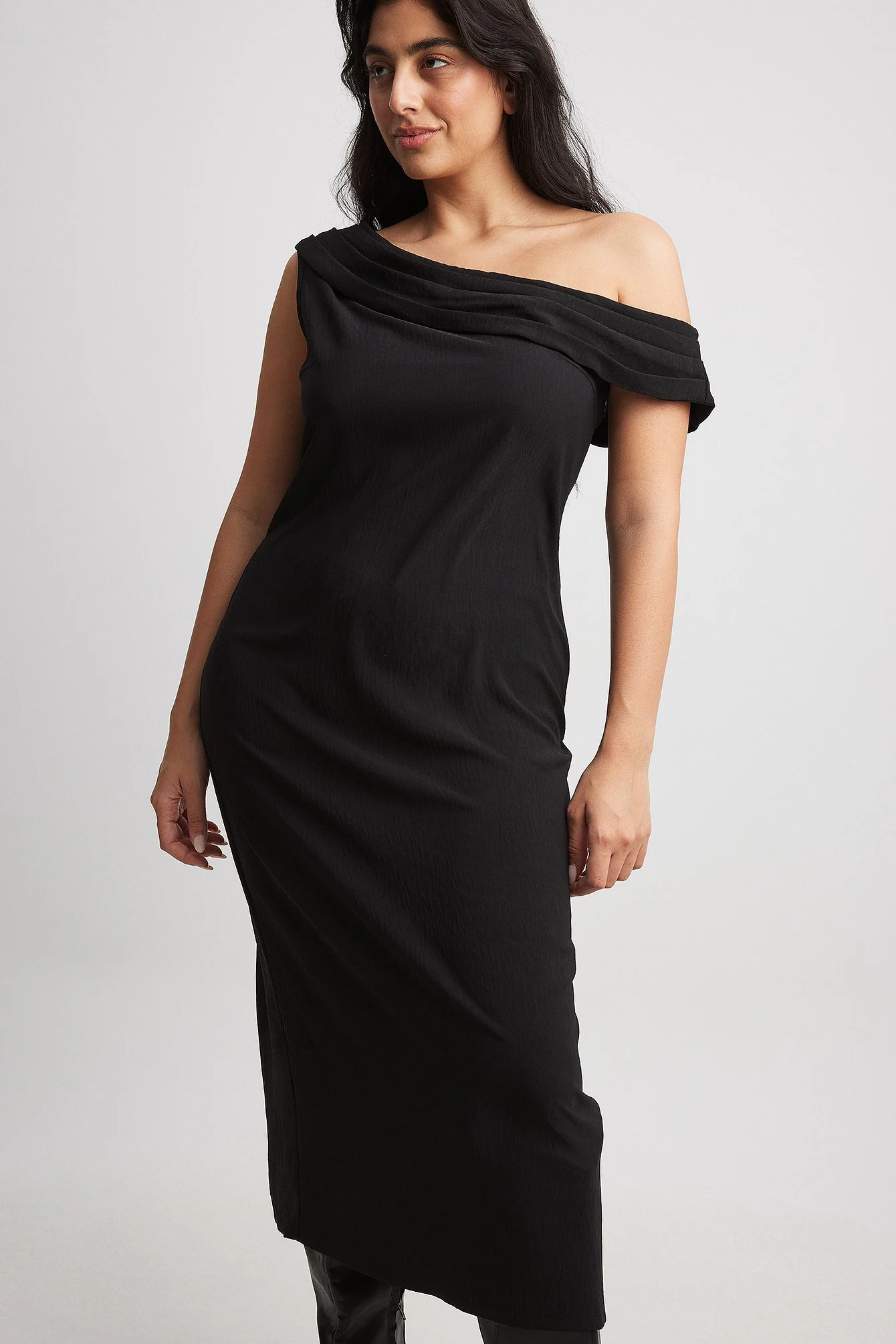 Einseitig schulterfreies, drapiertes Midikleid