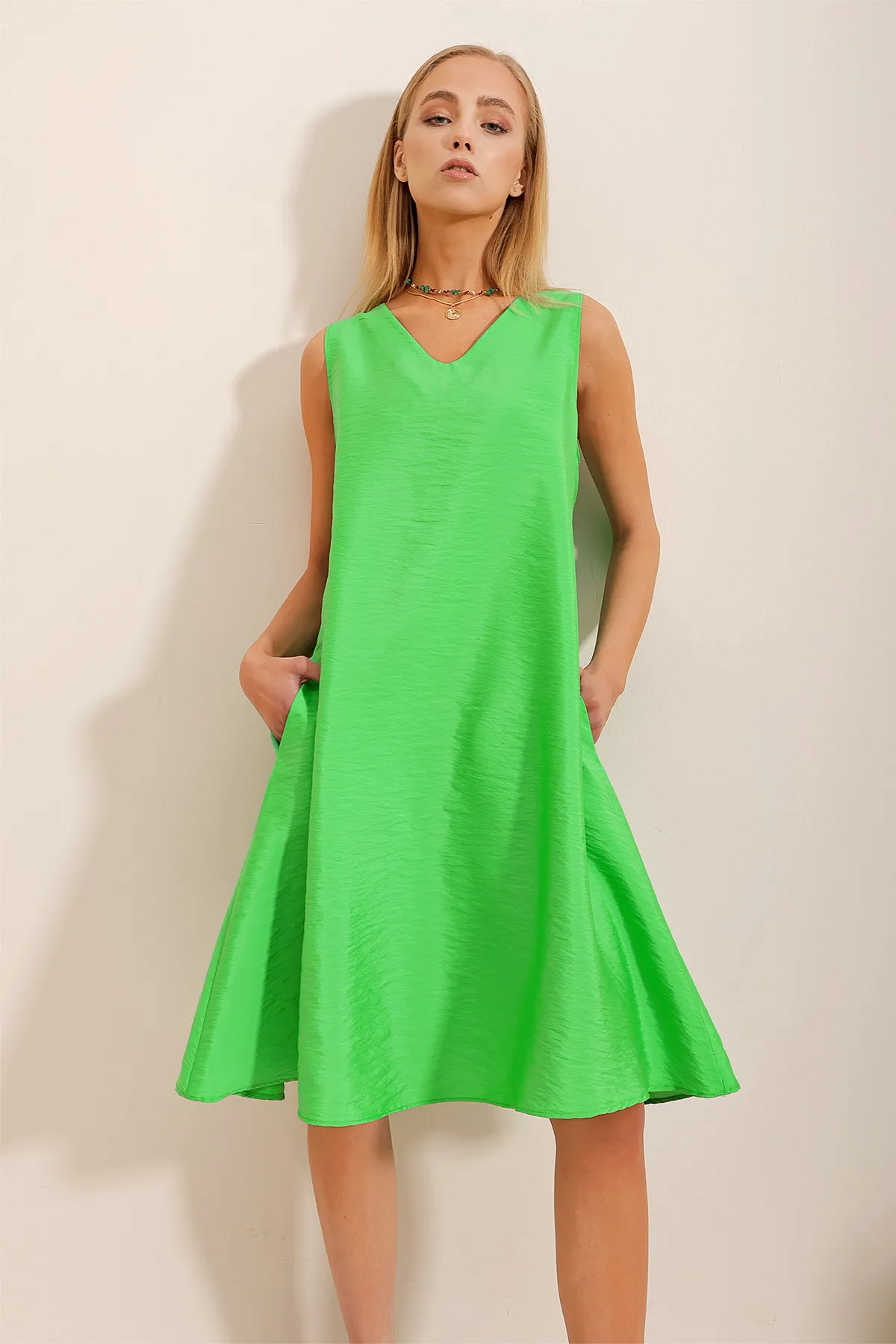 Trend Alaçatı Stili  Grünes Aerobin-Webkleid mit V-Ausschnitt und doppelten Taschen für Damen ALC-X10341