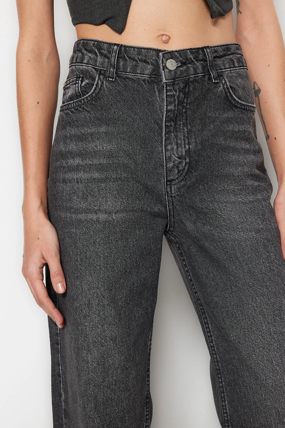 Trendyol Collection  Schwarze Jeans mit niedriger Taille und weitem Bein TWOSS23JE00088