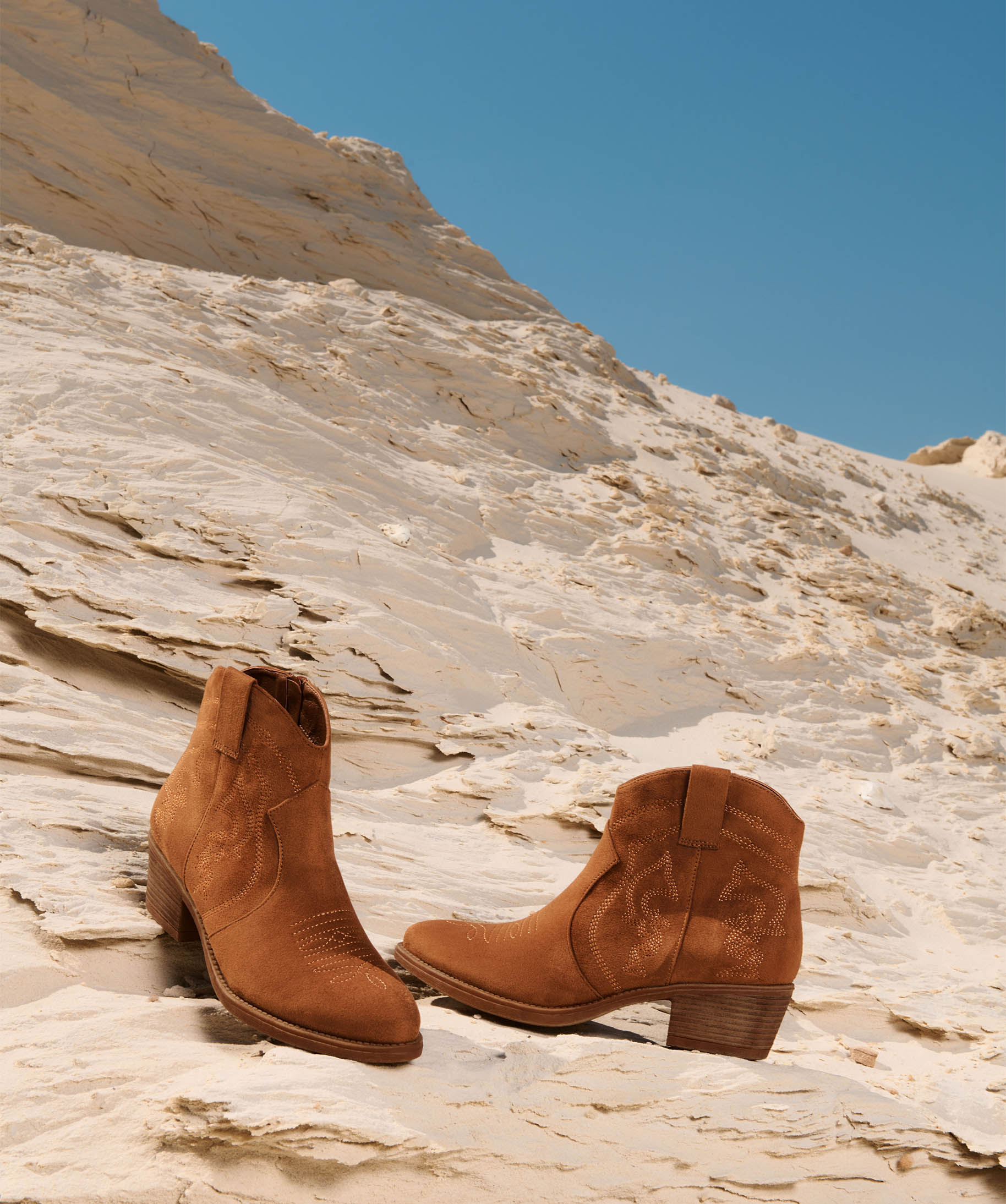 Boots santiags à talon en suédine brodée femme camel | GEMO