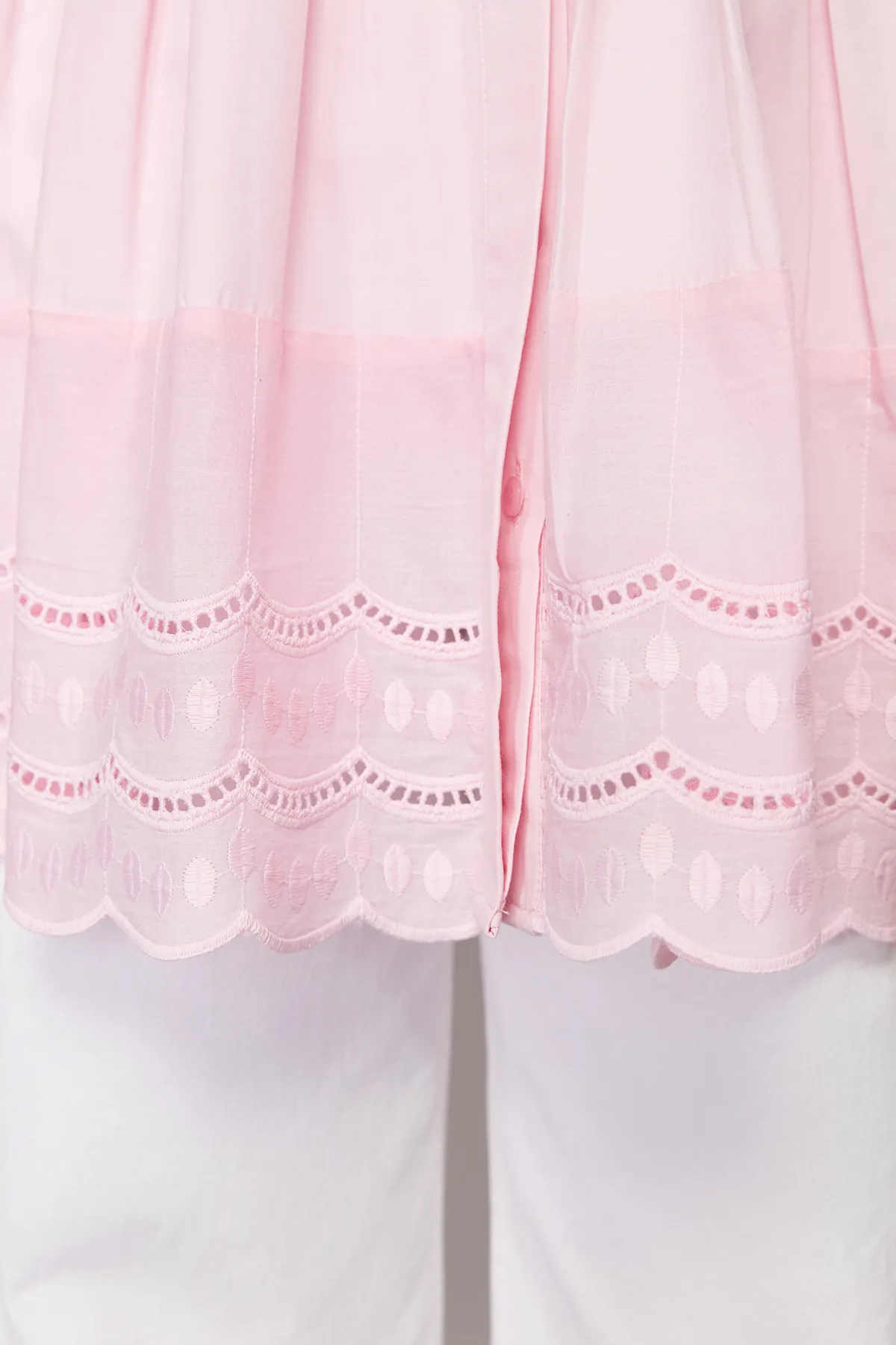 Trendyol Modest  Hellrosa Hemd aus gewebter Baumwolle mit Stickereidetail TCTSS24TG00017