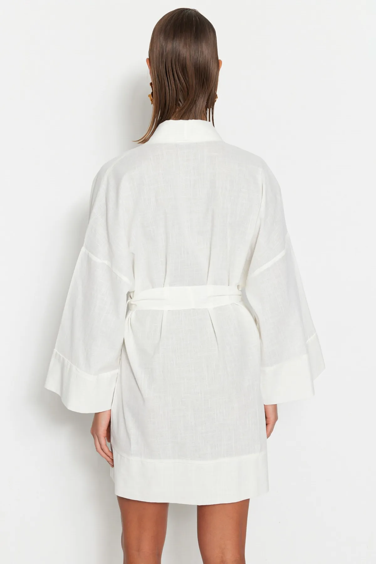 Trendyol Collection  Weißer, gewebter Mini-Kimono und Kaftan aus 100 % Baumwolle mit Gürtel TBESS23KM00080
