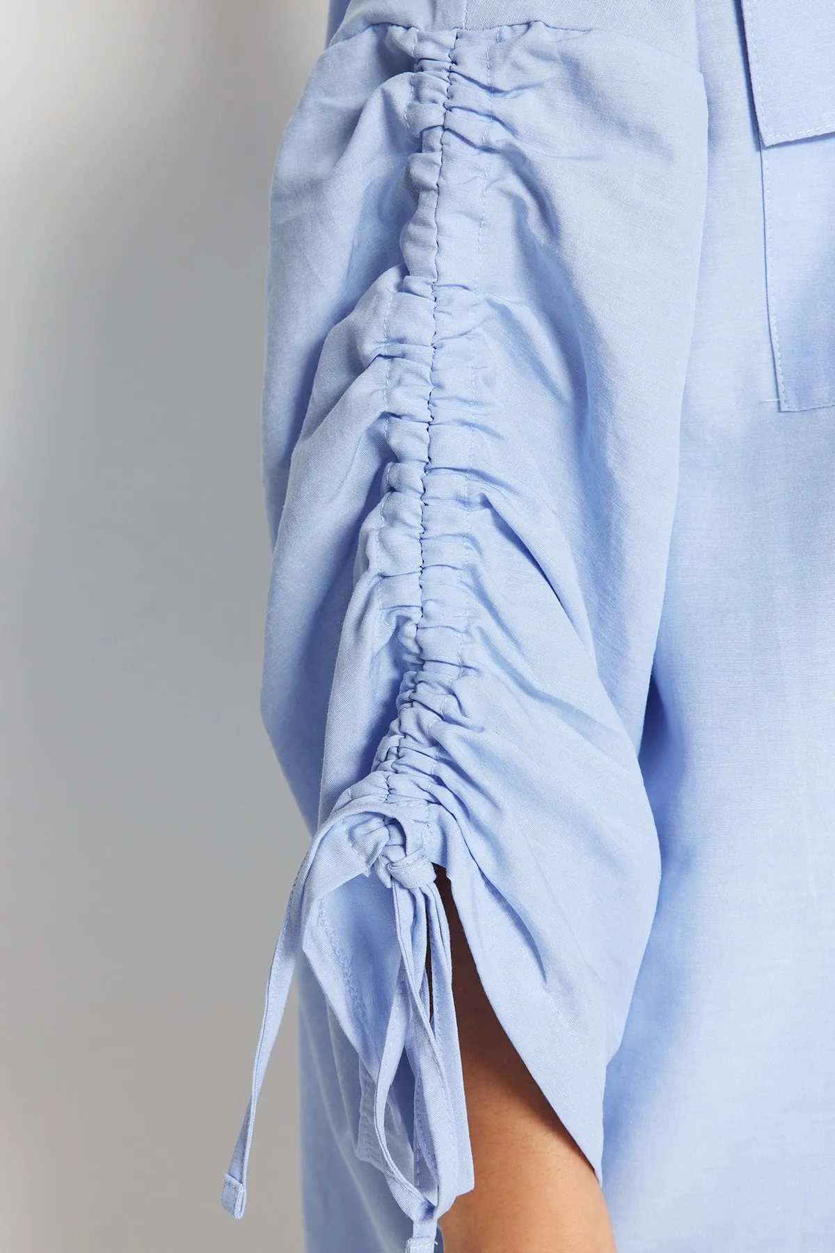 Trendyol Modest  Hellblaues Hemd aus gewebter Baumwolle mit verstellbaren Ärmeln und Kordelzug TCTSS23TG00011