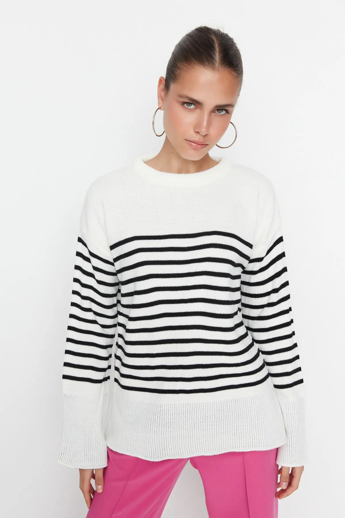 Trendyol Collection  Ecrufarbener, gestreifter Strickpullover mit weiter Passform TWOAW23KZ01031