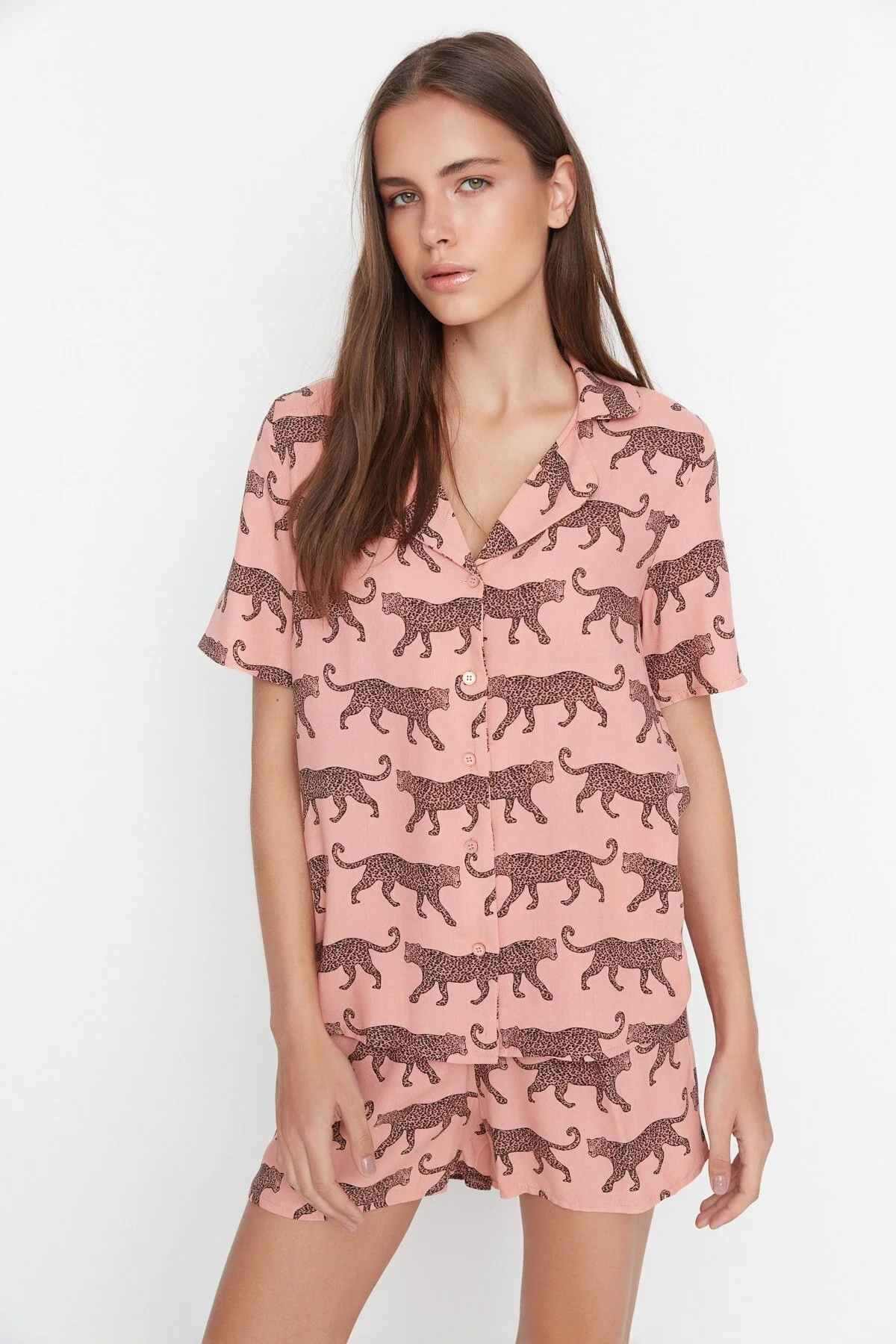 Trendyol Collection  Pyjama-Set aus Viskose mit Hemd und Shorts mit getrocknetem Rosenmuster THMSS21PT0473