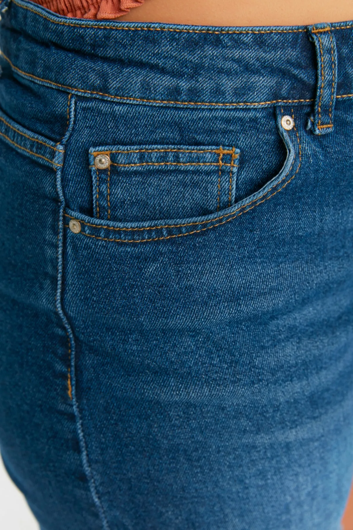 Trendyol Curve  Blaue, dehnbare Skinny-Jeansshorts mit hoher Taille und Bermuda TBBSS22AP0007