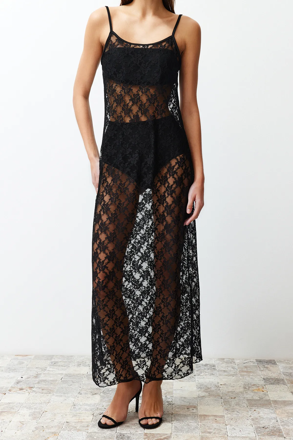 Trendyol Collection  Schwarzes, figurbetontes, flexibles Maxi-Bleistiftkleid aus Strick mit Spitzenträgern TWOSS24EL00574