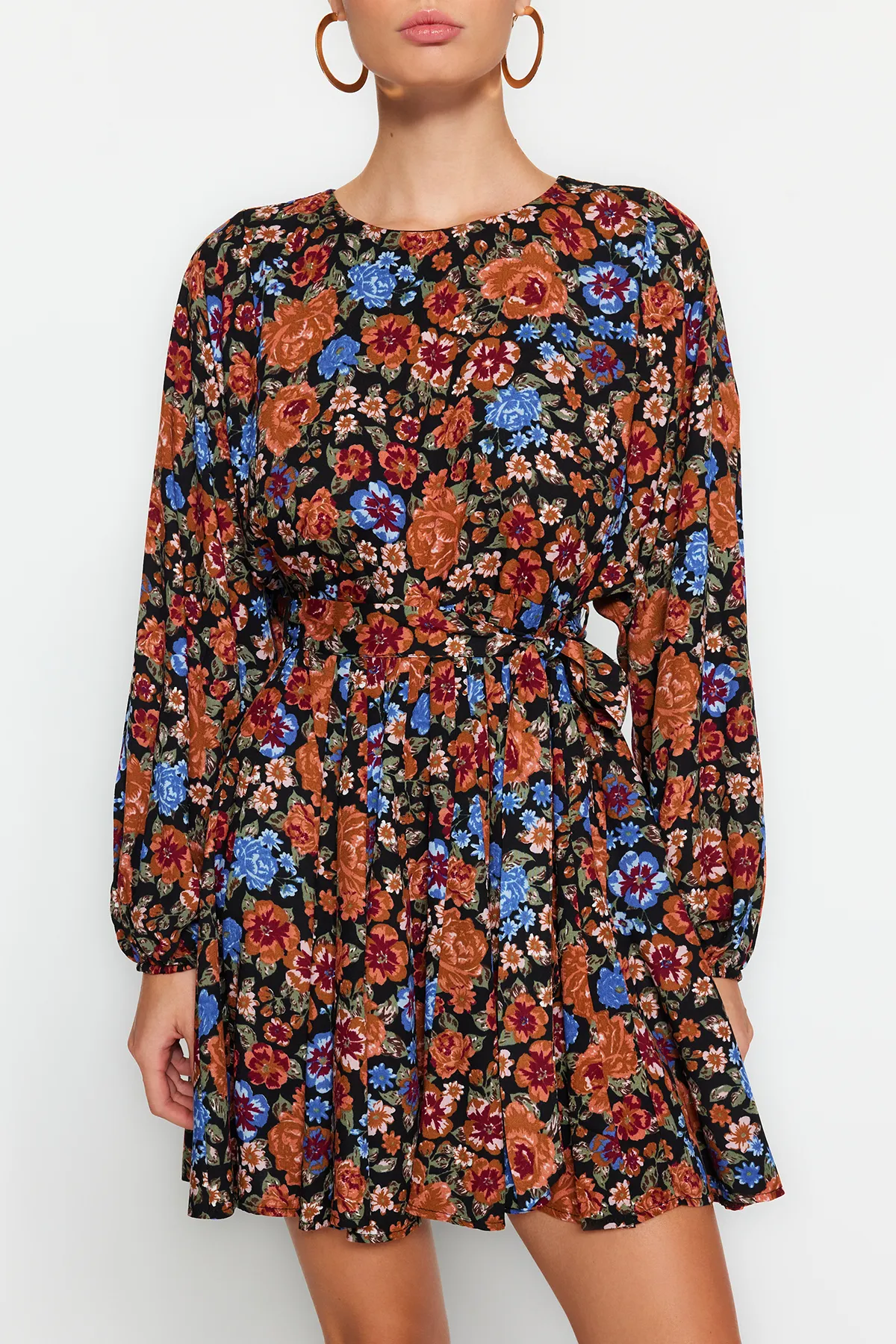 Trendyol Collection  Mehrfarbiges Viskose-Webkleid mit Gürtel und Volantrock TWOAW24EL00739