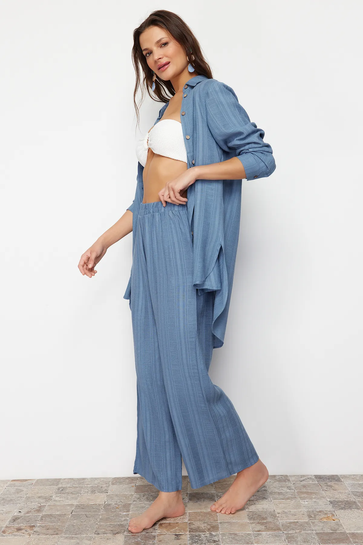Trendyol Collection  Blaue gewebte Schlitzhose TBESS24PL00016
