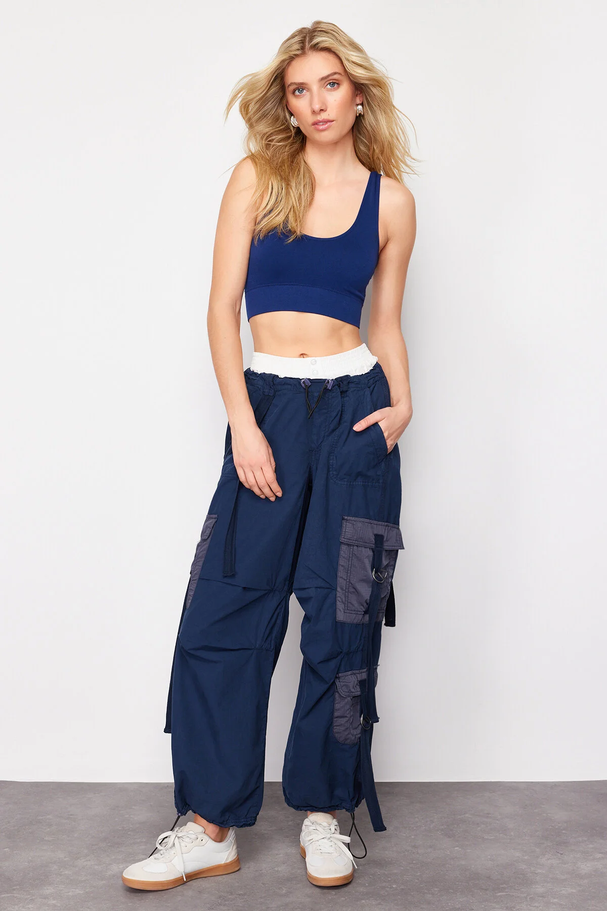 Trendyol Collection  Marineblaue Cargo-Taschen-Jogging-Jeans mit normaler Taille TWOAW24JE00216