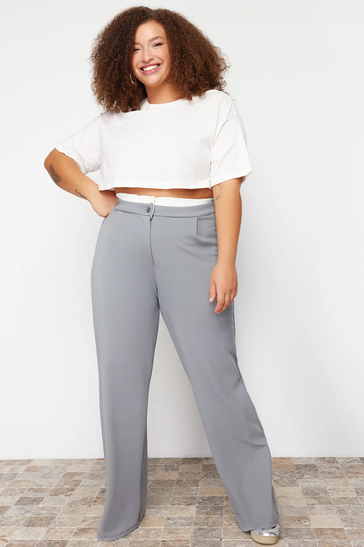 Trendyol Curve  Graue Strickhose mit Taillendetail TBBSS24AR00000