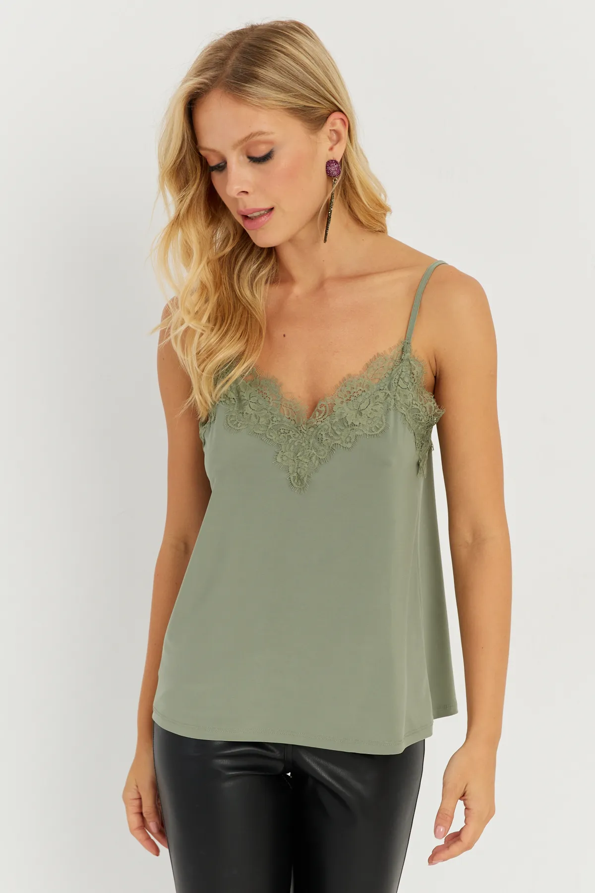 Cool & Sexy  Grünes Unterhemd mit Spitzendetail für Damen AYD265