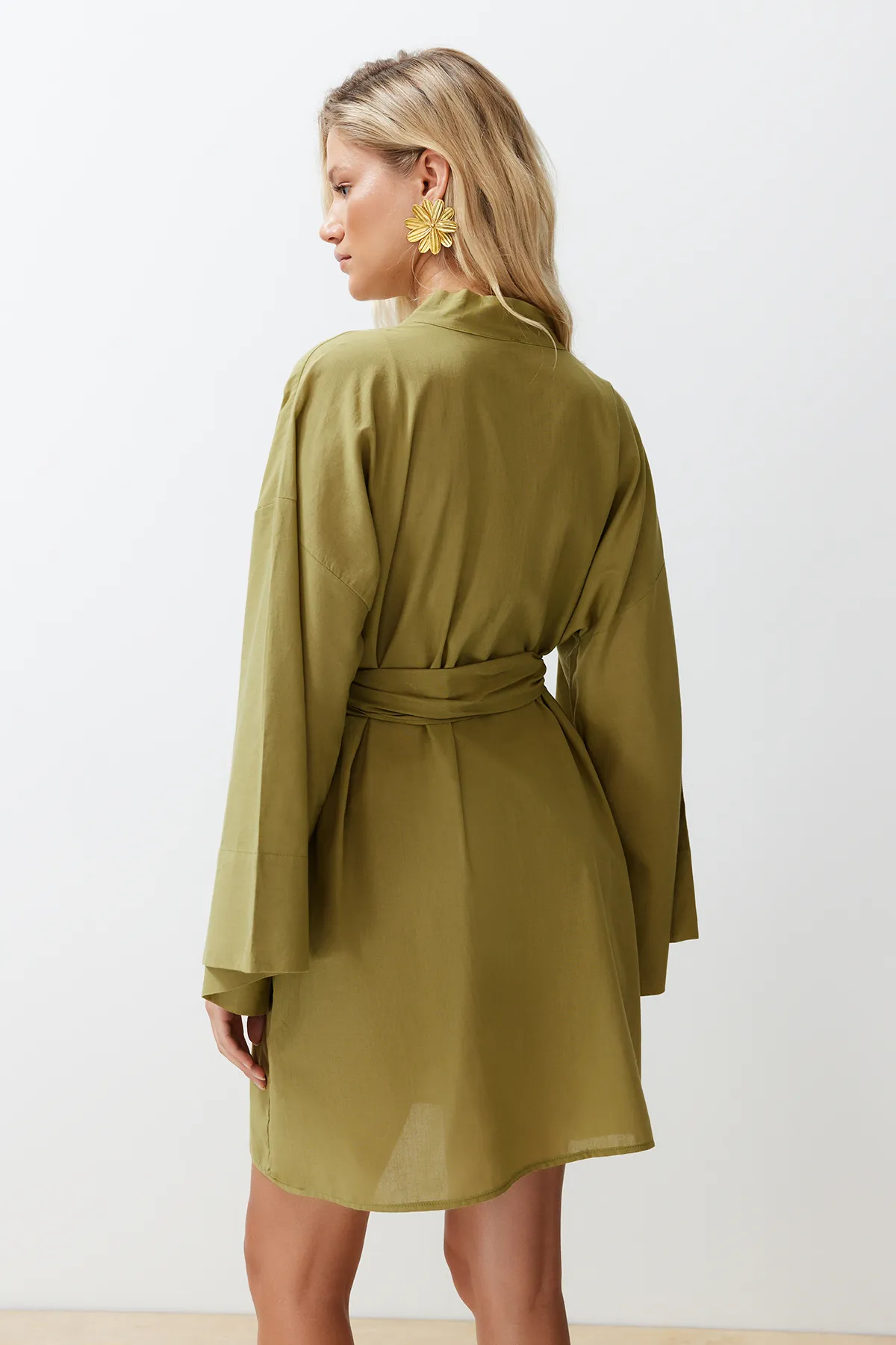 Trendyol Collection  Ölgrüner Mini-Kimono und Kaftan aus 100 % Baumwolle mit Gürtel, Stickereien und Stickereien TBESS24KM00008