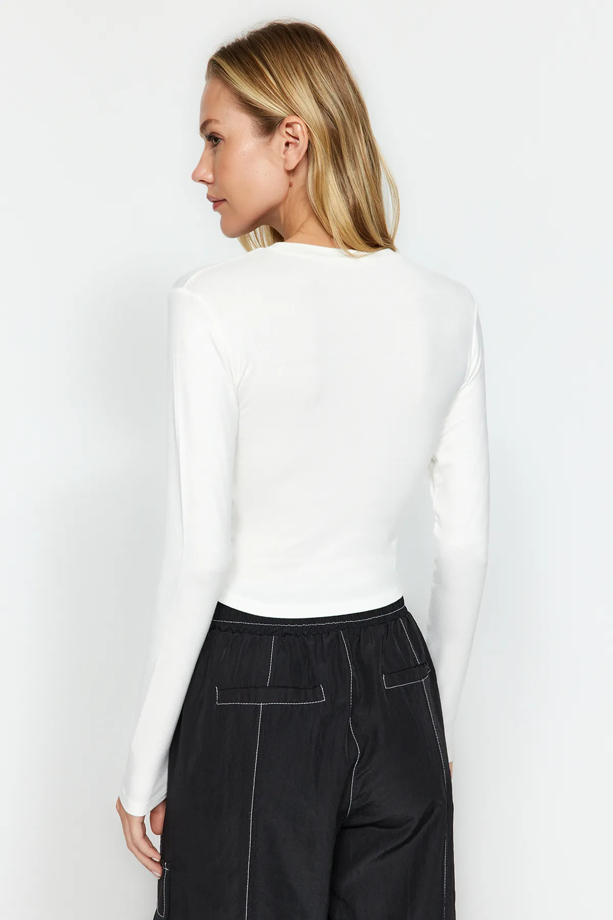 Trendyol Collection  Ecrufarbene Premium-Viskose-Strickbluse mit Rundhalsausschnitt und dehnbarem Schnitt TWOAW24BZ00116