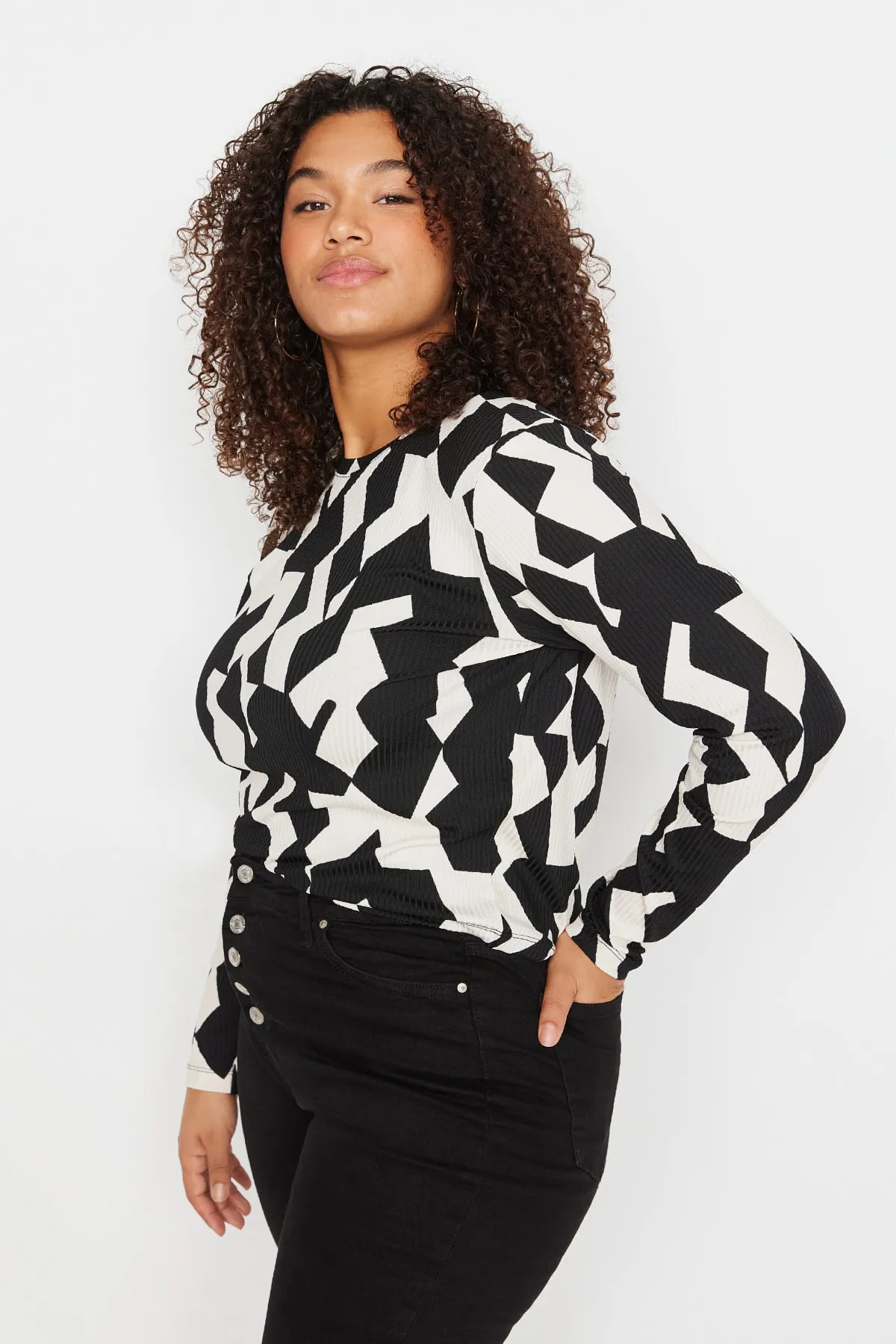 Trendyol Curve  Mehrfarbig gemusterte, figurbetonte Cord-Strickbluse TBBAW23AF00016