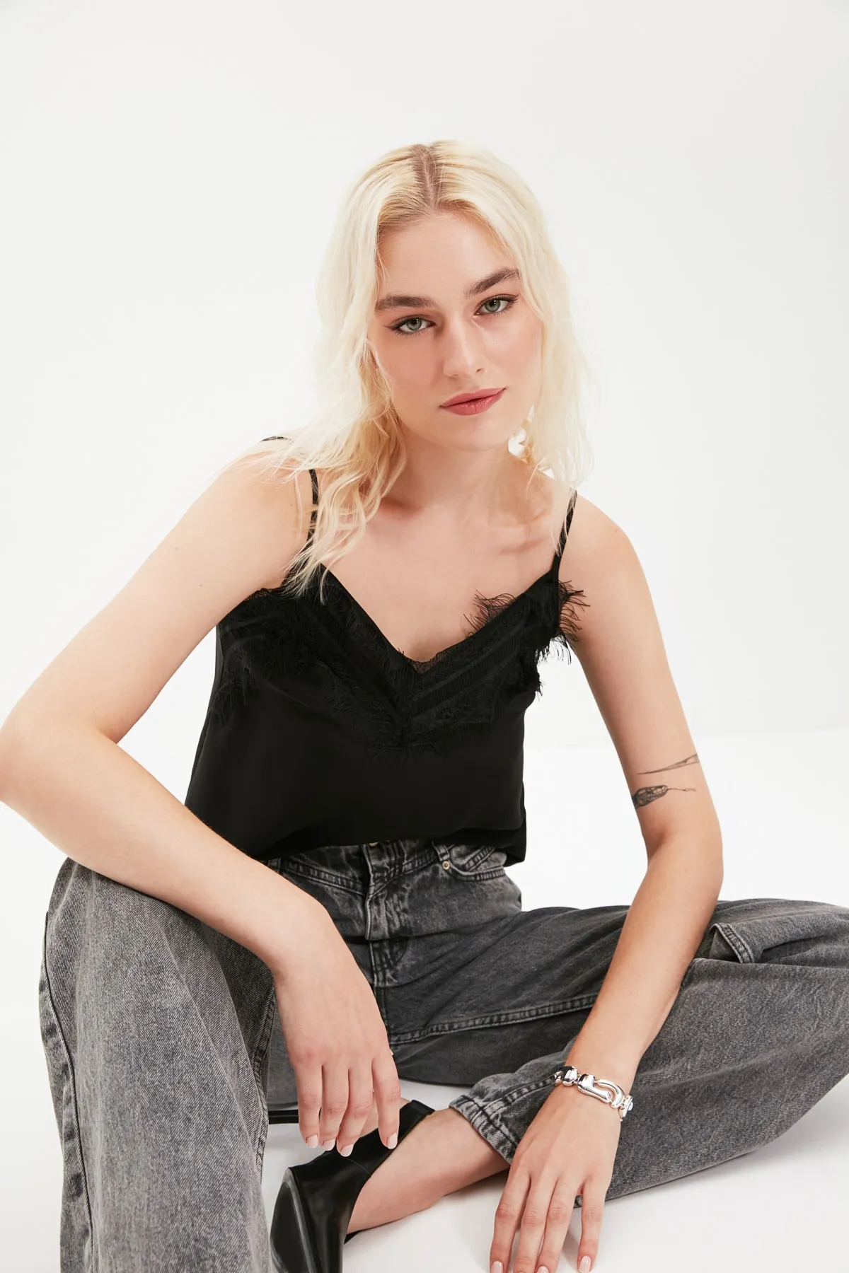 Trendyol Collection  Schwarze, mit Spitze verzierte, gewebte Bluse mit Trägern TWOSS19BB0208