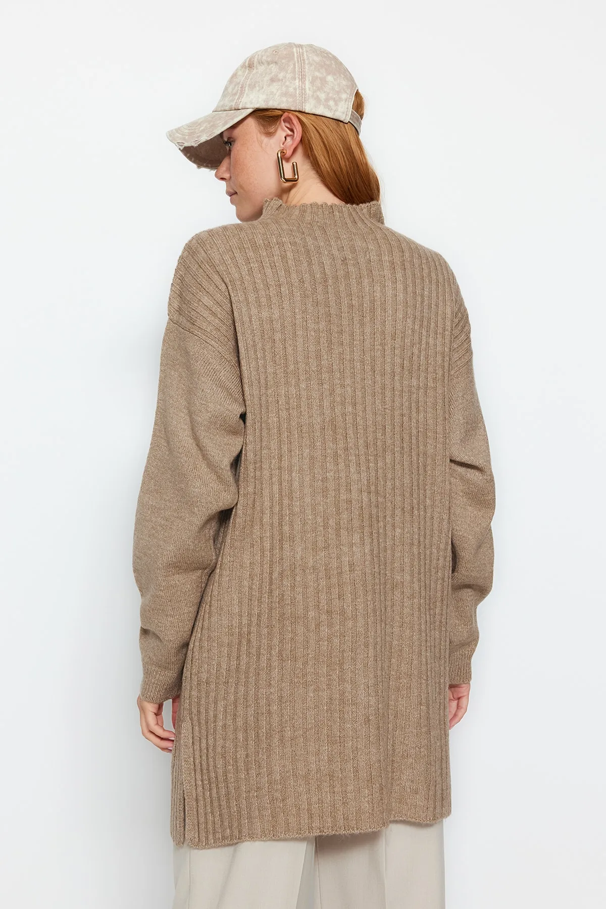 Trendyol Modest  Nerzfarbener Cord-Strickpullover mit hohem Kragen TCTAW24AK00013