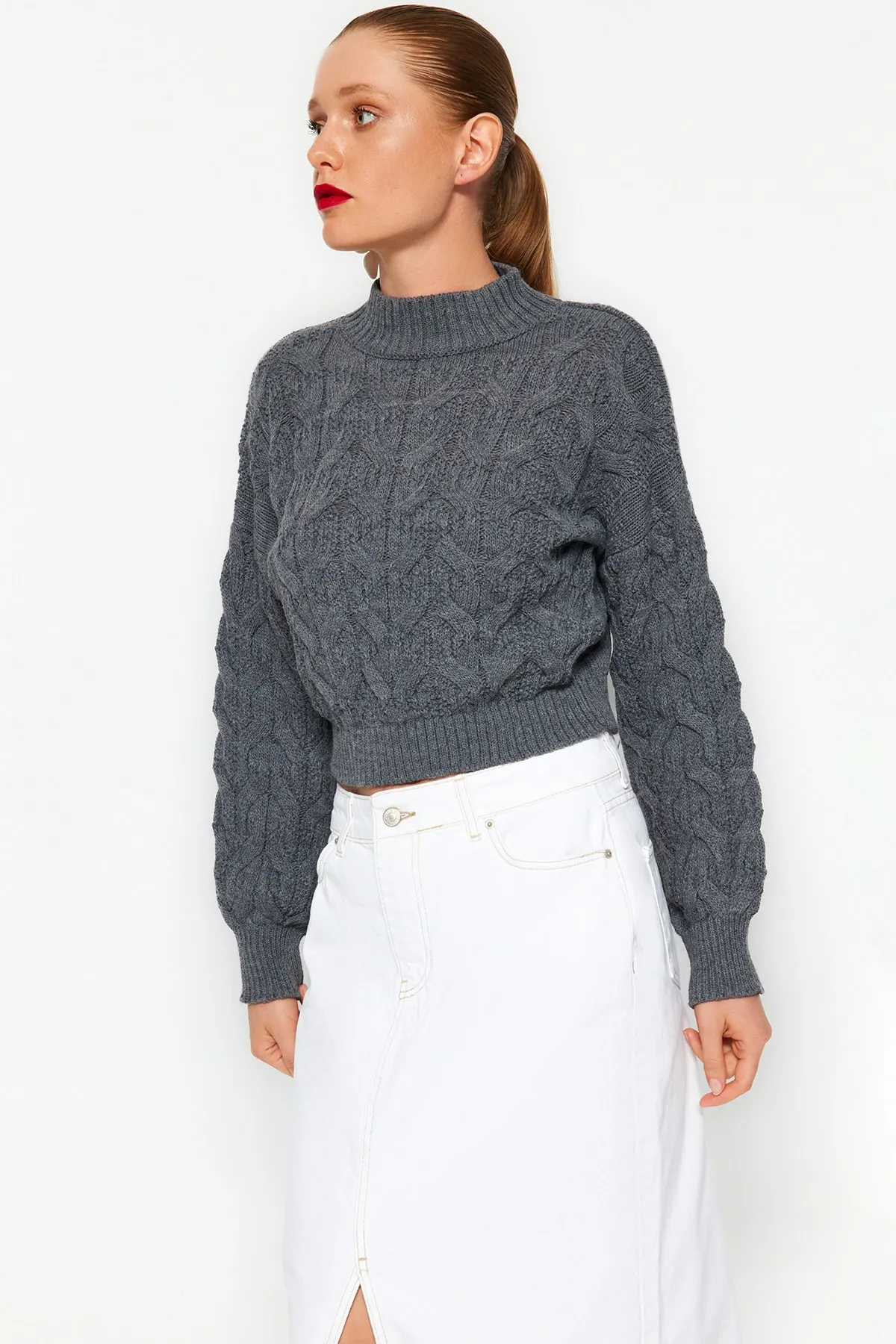 Trendyol Collection  Anthrazitfarbener, kurzer Strickpullover mit Stehkragen TWOAW22KZ1634