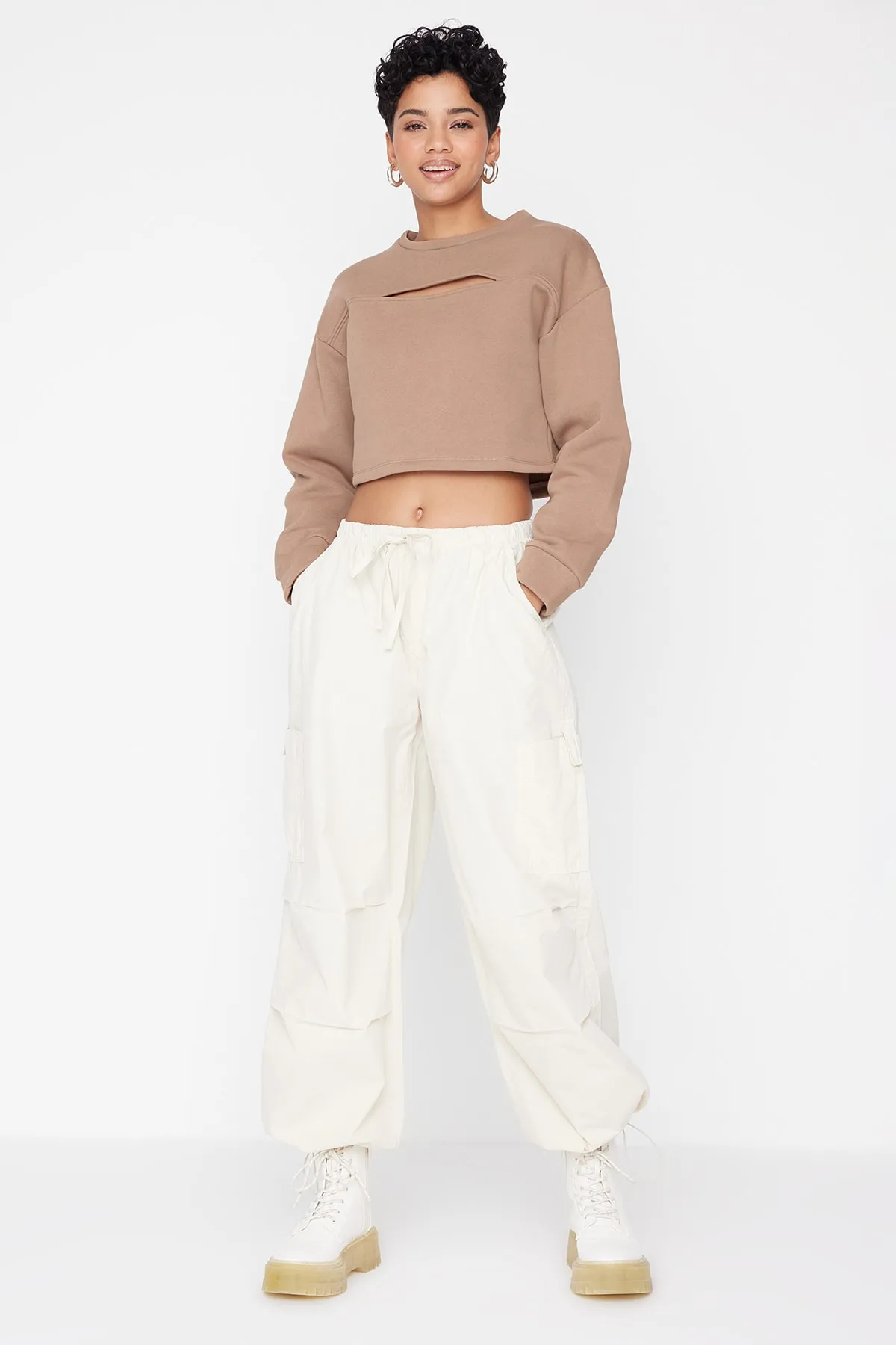 Trendyol Collection  Beige Jogginghose mit normaler Taille und Taschendetail TWOAW23JE00740/Beige