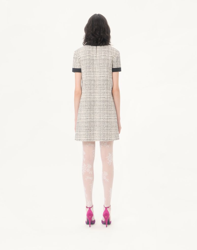 Vestido curto de tweed com corte quadrado