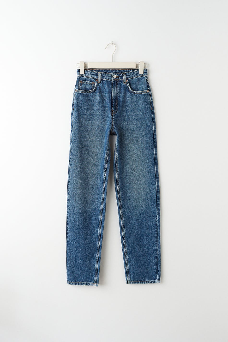 Straight 90s jeans