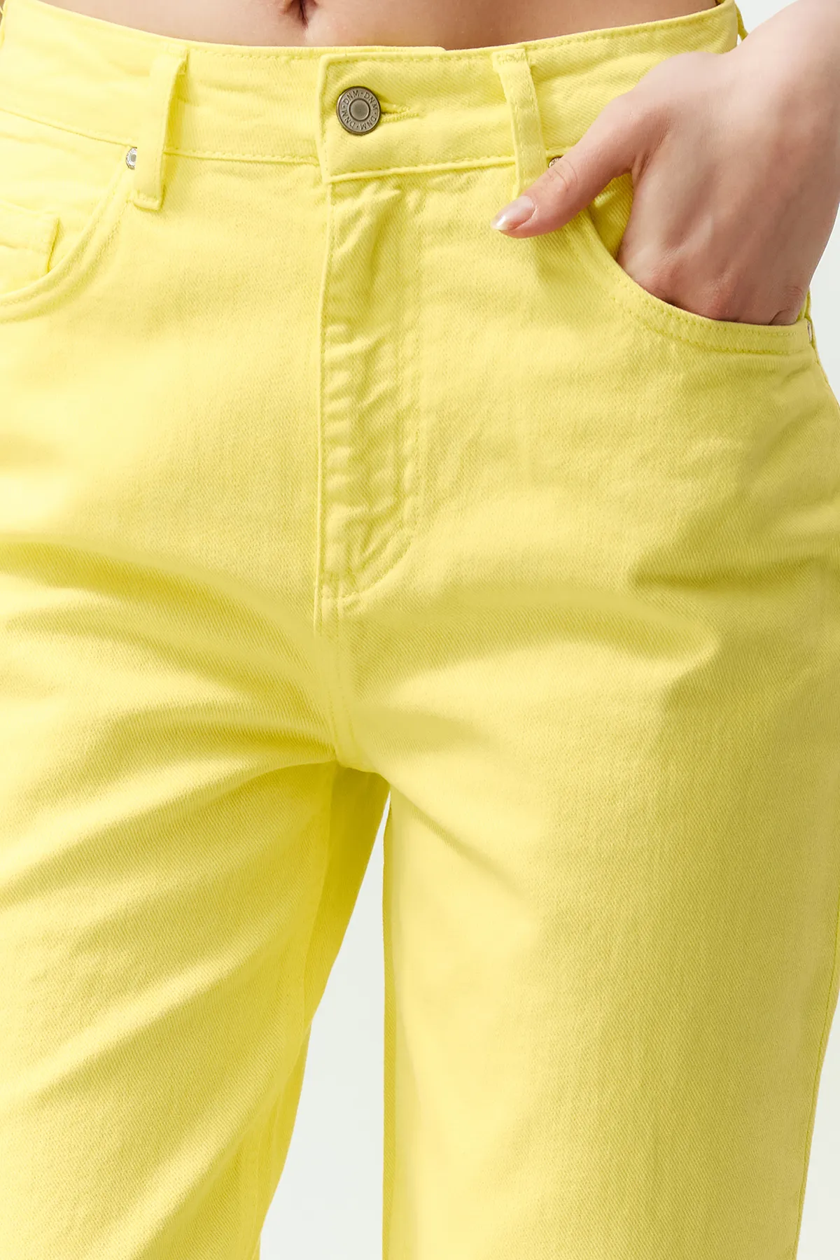 Trendyol Collection  Gelbe Jeans mit hoher Taille und weitem Bein TWOSS24JE00228