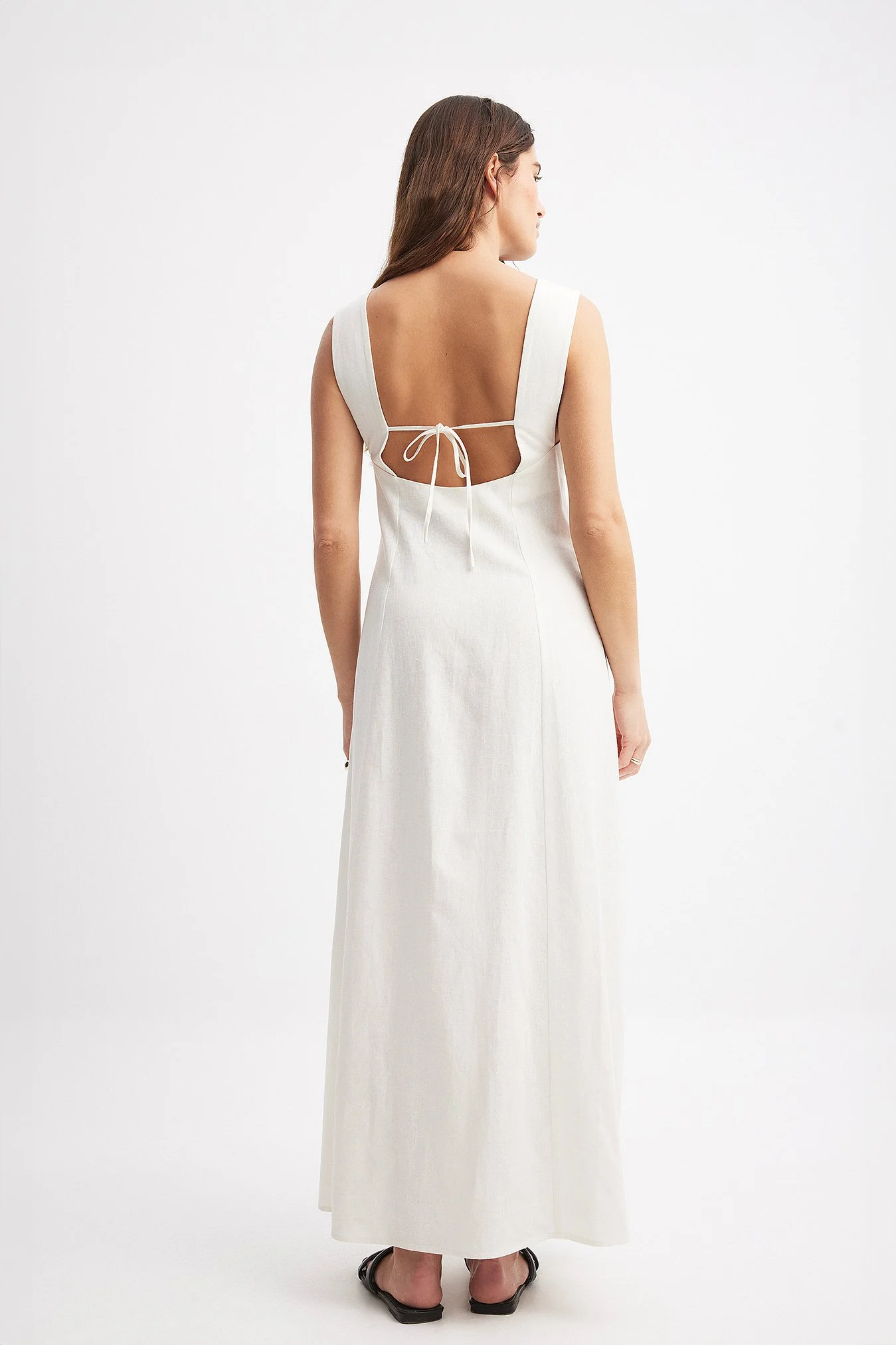 Maxikleid aus Leinen-Mix mit tiefem Rückenausschnitt