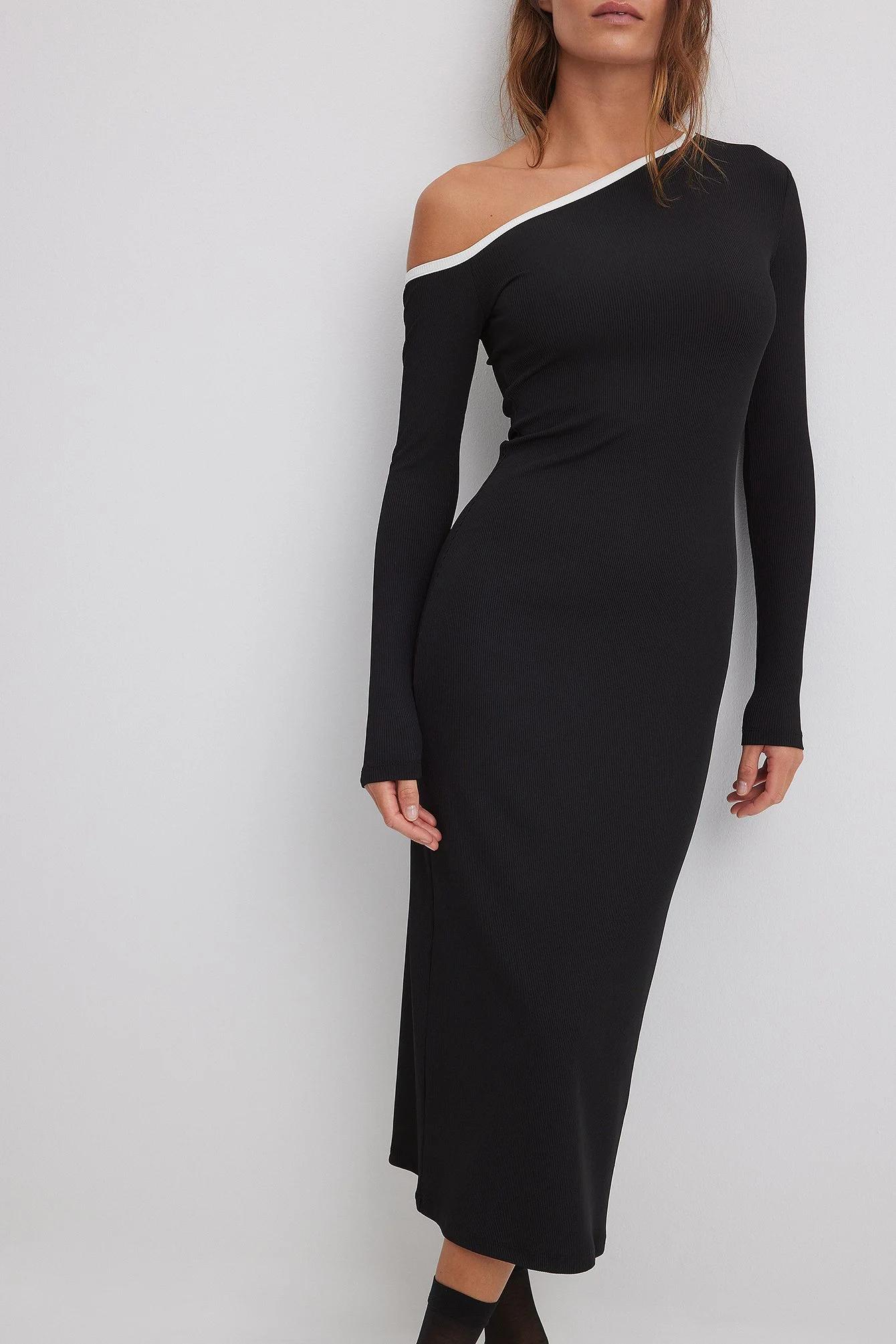 Asymmetrisches geripptes Midikleid