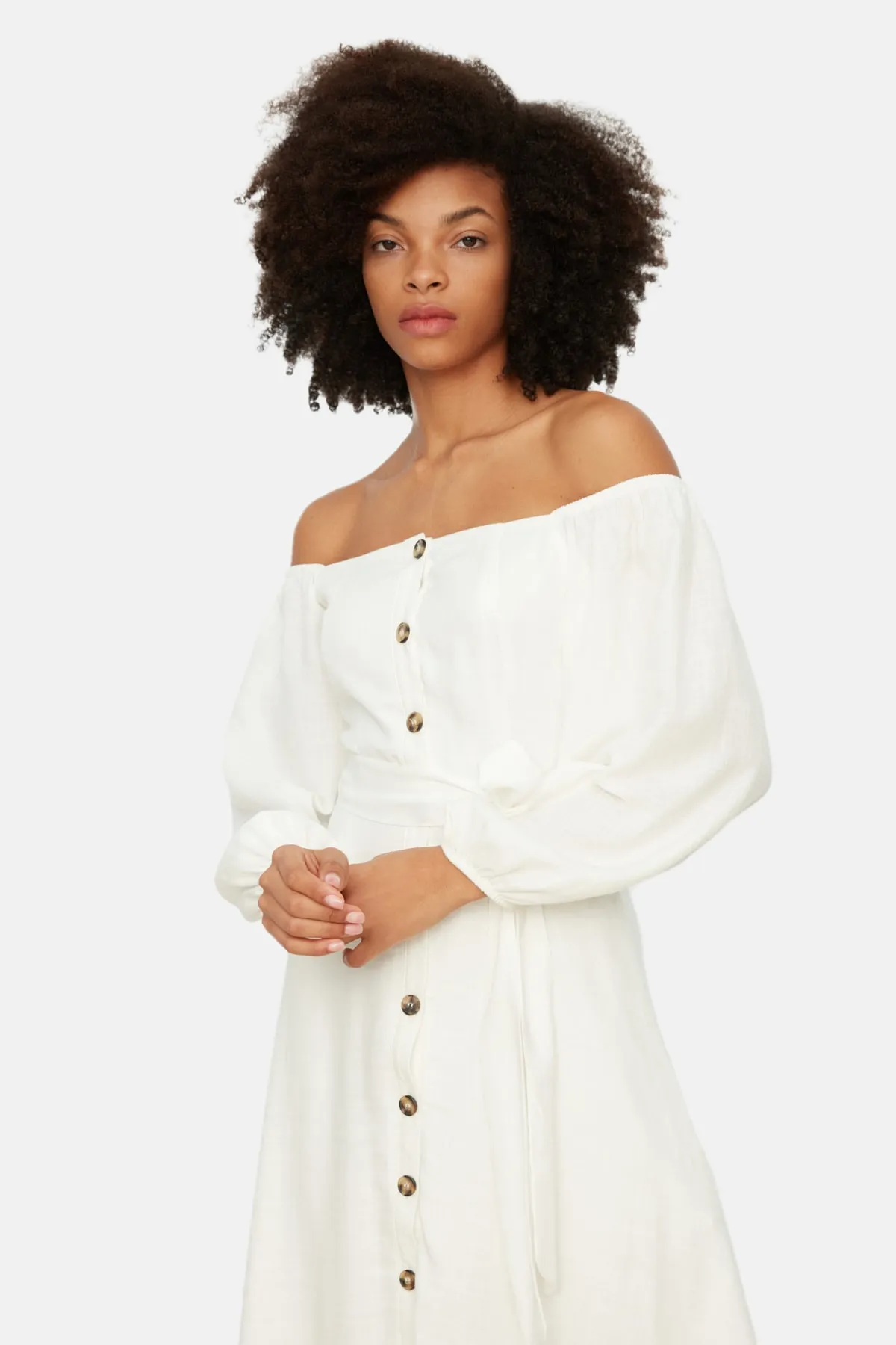 Trendyol Collection  Ecrufarbenes, gewebtes Midikleid mit Gürtel und Knöpfen TWOSS19IE0009