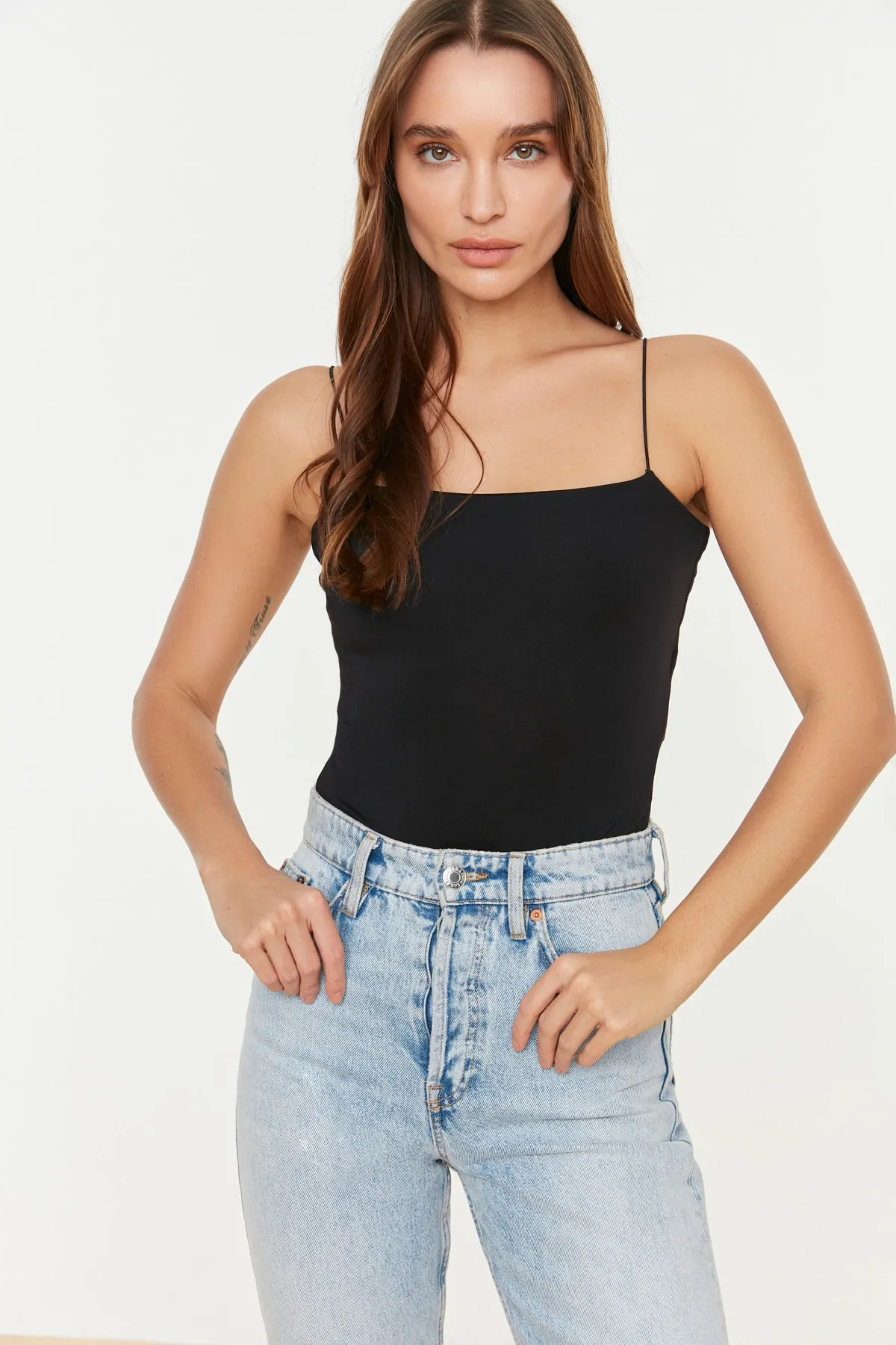 Trendyol Collection  Schwarzer dehnbarer Strick-Body mit Spaghettiträgern und Druckknöpfen TWOSS21BD0067